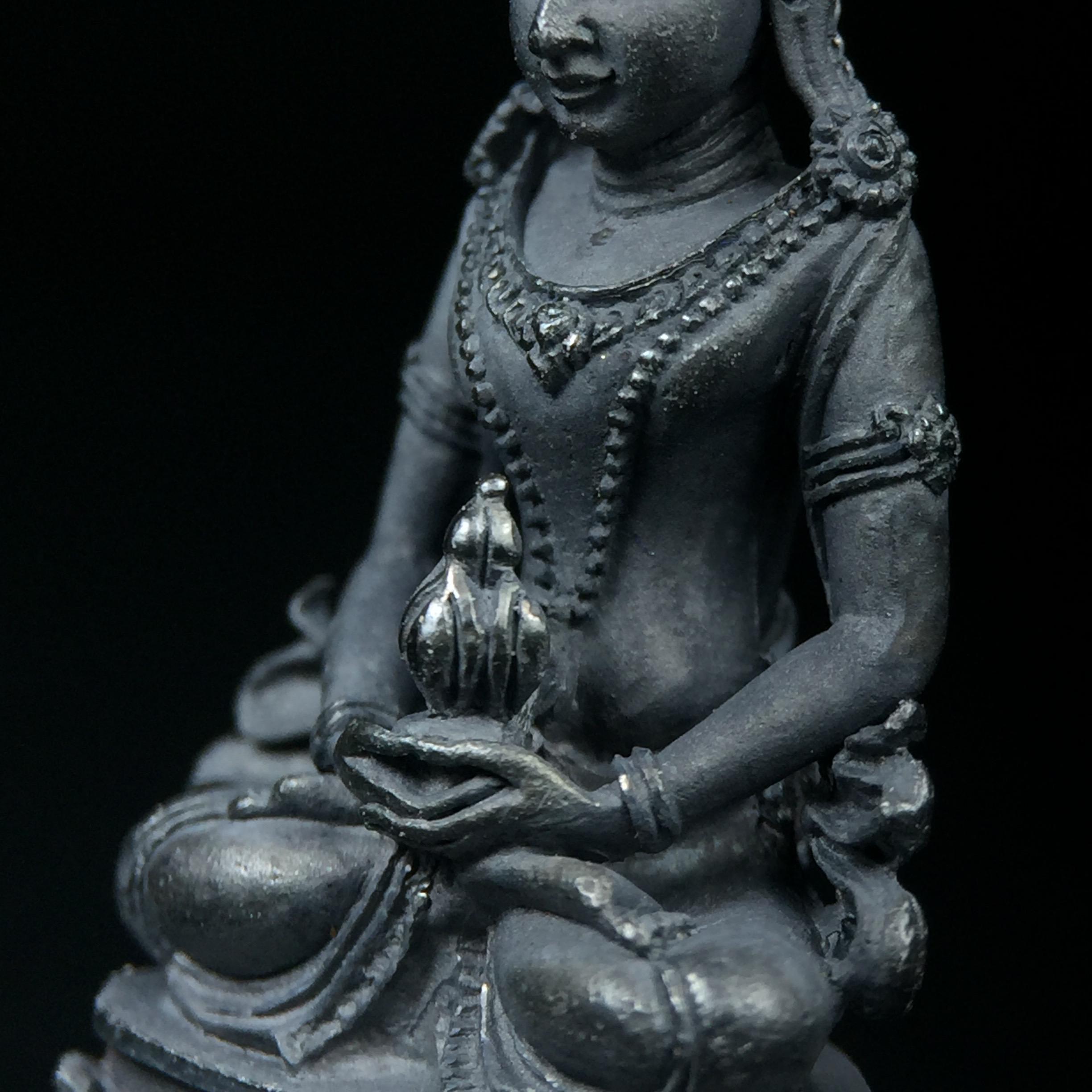 พระกริ่งอวโลกิเตศวร ( เจ้าแม่กวนอิม ) วัดโพธิ์แมนคุณาราม เนื้อเงิน พ่นทราย(ผิวเดิม กลับดำสนิทเข้มขลัง เสน่ห์ของพระเนื้อเงิน) รุ่นอุดมโภคทรัพย์ พ.ศ.2539(อีกหนึ่งรุ่นยอดนิยม พุทธศิลป์สวยงดงาม)