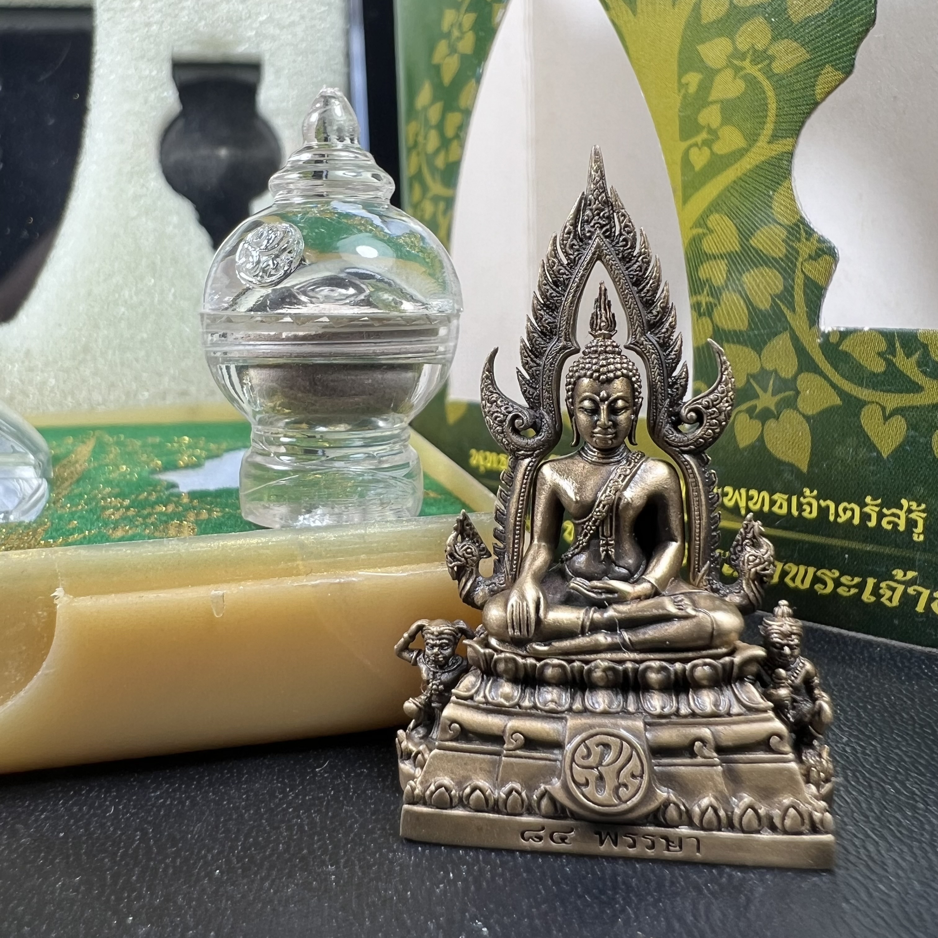 พระพุทธชินราช(จำลอง) ภปร. 84 พรรษา ปี 2554 เนื้อบรอนซ์รมดำซาติน พิมพ์กลางขนาดหน้าตัก 1/2 นิ้ว(พระราชทานมวลสาร จิตรลดาและเส้นพระเจ้า(เส้นผม)รัชกาลที่9)พุทธศิลป์ทรงคุณค่าอีกหนึ่งรุ่นยอดนิยม(หมายเลขสวย ๑๘๑))