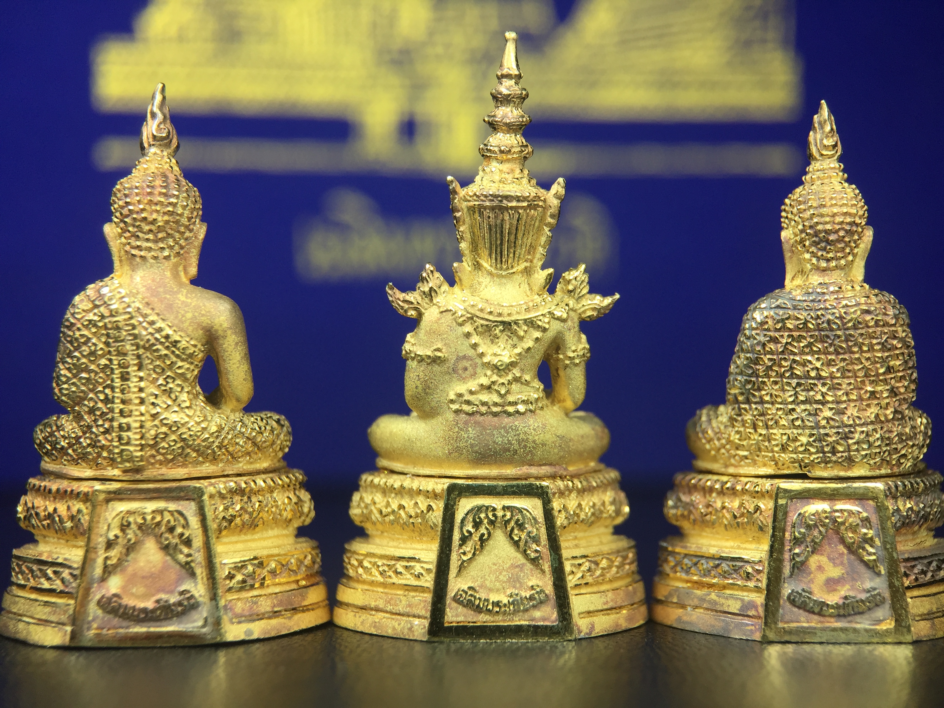 พระพุทธมหามณีรัตนปฎิมากร(พระแก้วมรกต)รุ่น เฉลิมพระเกียรติ วัดพระศรีรัตนศาสดารามราม(วัดพระแก้ว) ปี2543 เนื้อเงินชุบทองพ่นทรายขัดเงาบางส่วน พิมพ์ใหญ่ลอยองค์ ชุด 3 ฤดู ตอกโค๊ตหมายเลขเดียวกันทั้ง3องค์ ชุดหมายเลข( ช147)สภาพผิวสวยดุจทองคำกล่องบรรจุเดิมครบ