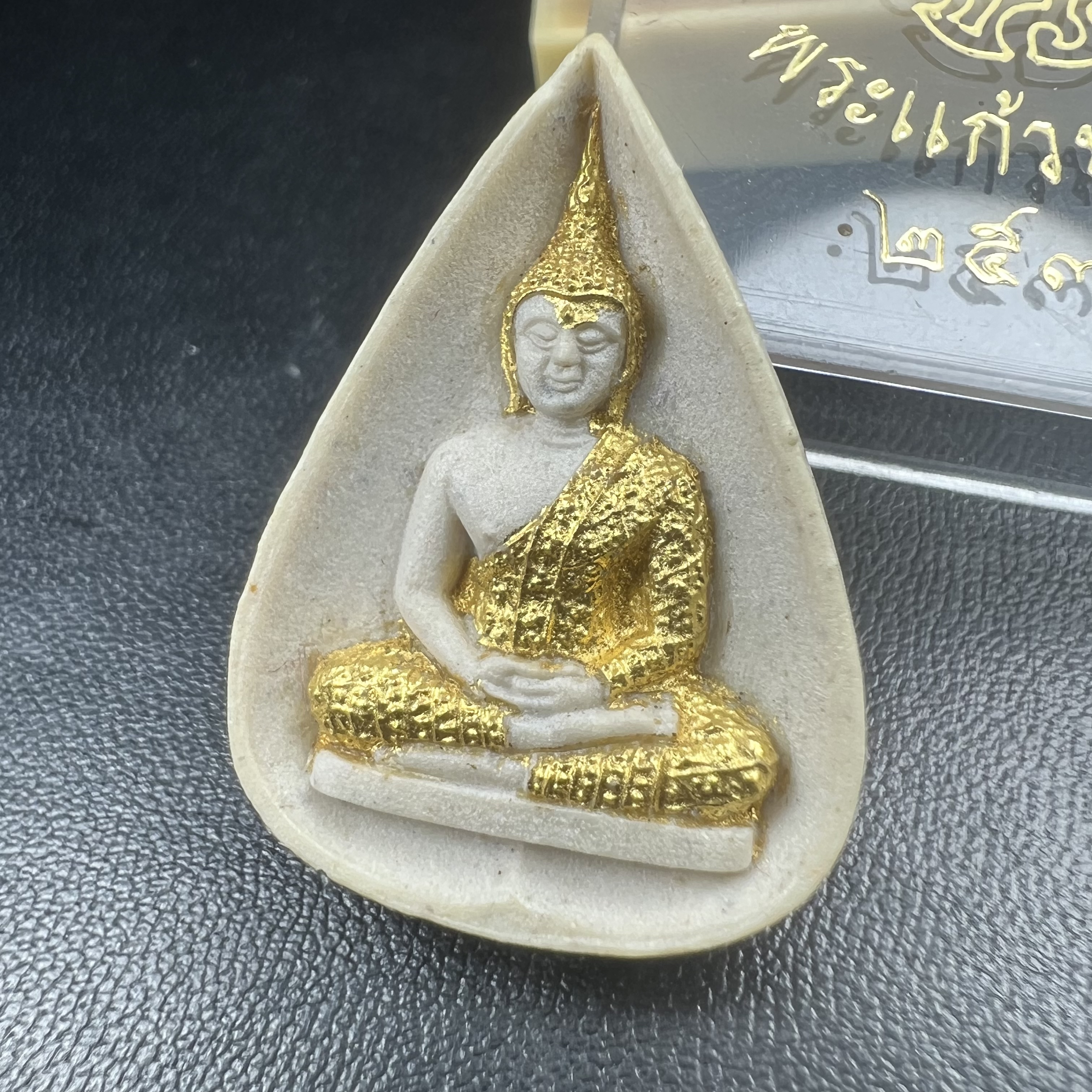 พระแก้วมรกต หลัง ภปร. เนื้อผง ปี2530 พระดี พิธีใหญ่ ประกอบพิธีพุทธาภิเษกพร้อมกับพิธีพระกริ่งปวเรศ ปี2530 วัดบวรนิเวศและวัดพระแก้ว(พิมพ์ฤดูฝนกล่องเดิมครบ)