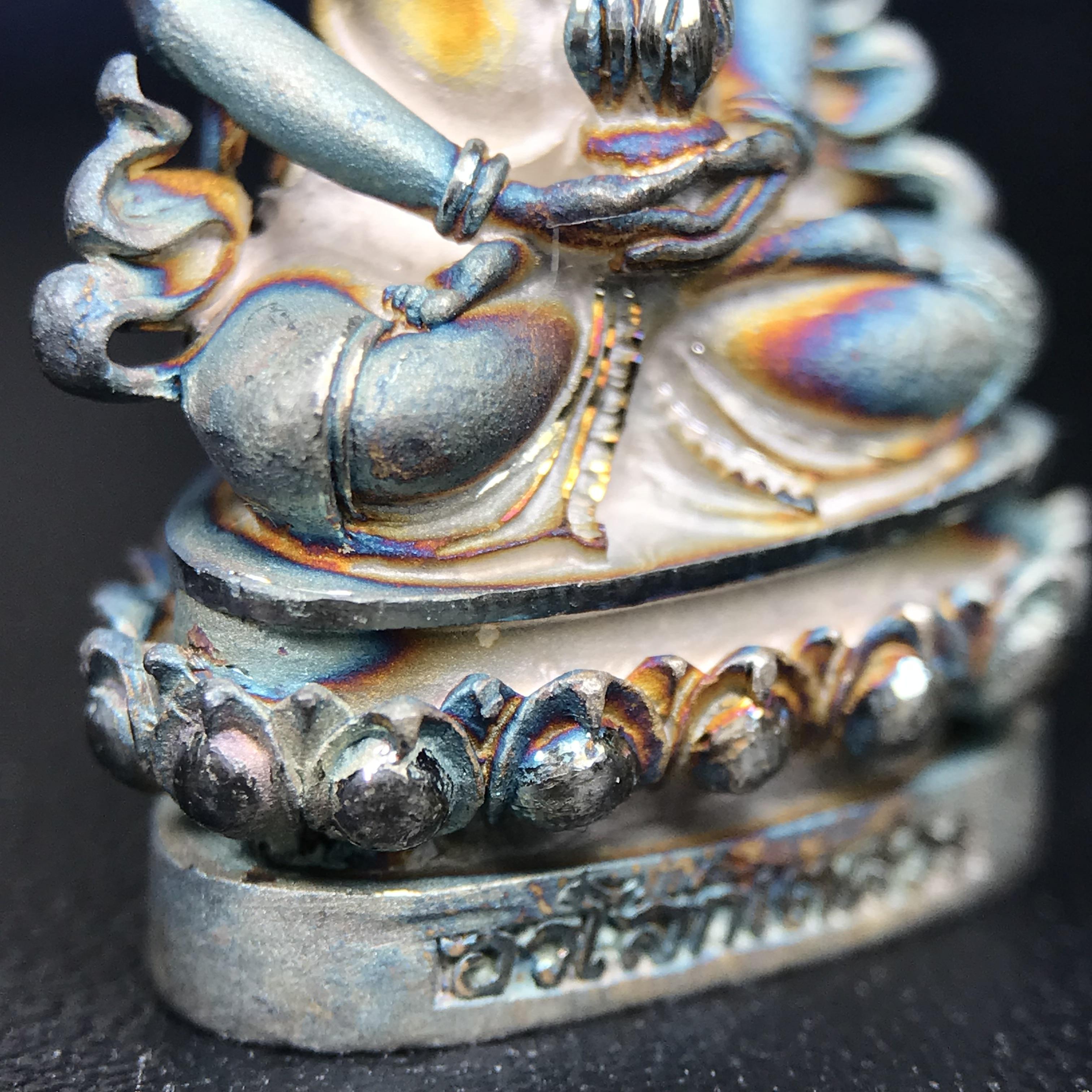 พระกริ่งอวโลกิเตศวร ( เจ้าแม่กวนอิม ) วัดโพธิ์แมนคุณาราม รุ่นอุดมโภคทรัพย์ ปี 2539 เนื้อเงินพ่นทราย(ผิวเดิม ขึ้นสีรุ้งธรรมชาติ แบบนิยม เสน่ห์ของพระเนื้อเงิน)(พร้อมกล่องบรรจุเดิม)(อีกหนึ่งรุ่นยอดนิยม พุทธศิลป์สวยงดงาม)หายาก 1 ใน 5000 องค์*องค์หมายเลข ๓๖๔๒*