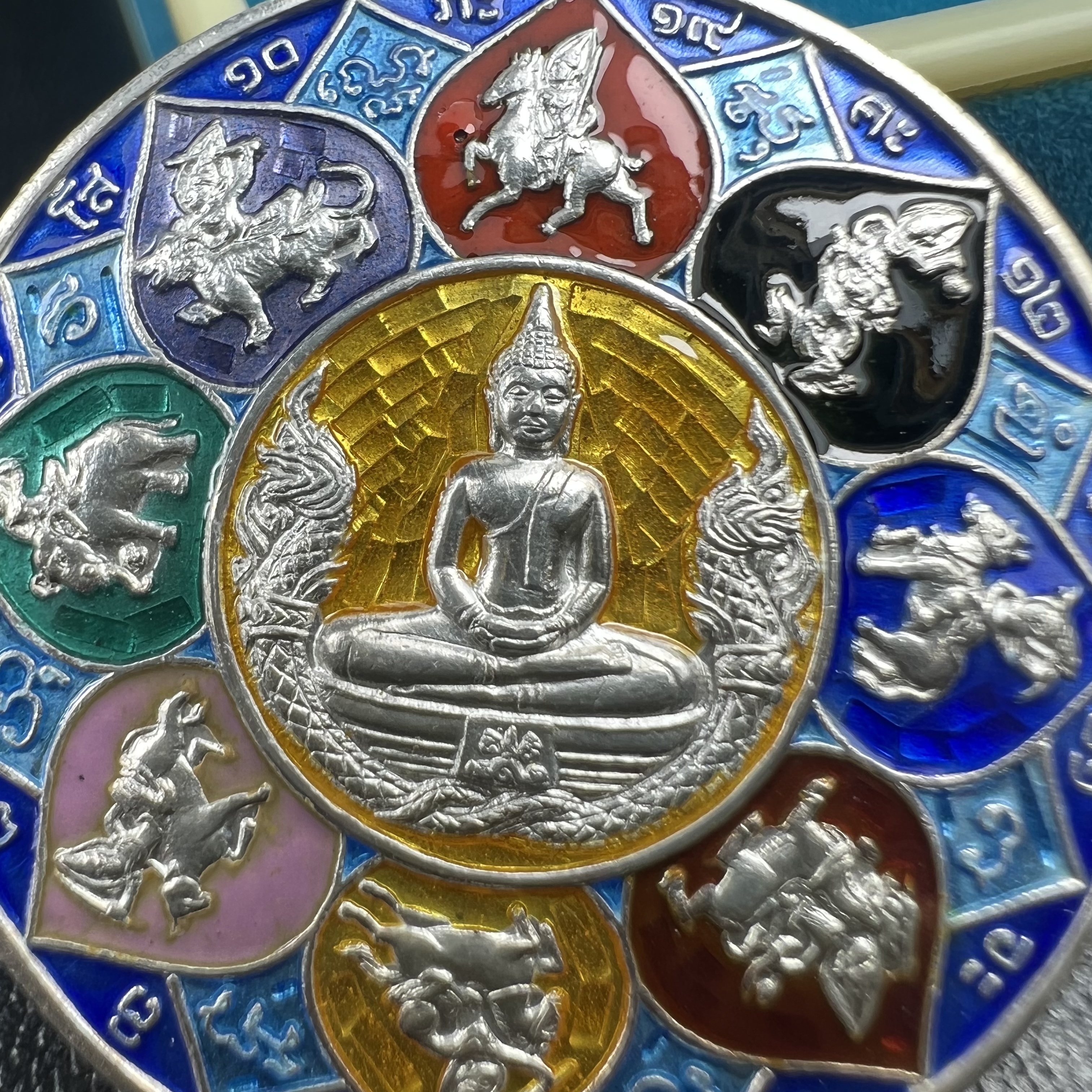 เหรียญหลวงพ่อโสธร รุ่นดวงชะตาคู่ชีวิต พิธีมหาจักรพรรดิตราธิราชครั้งยิ่งใหญ่ พิธีสวดนพเคราะห์เพื่อความเป็นสิริมงคล ปี 2547 ณ พระอุโบสถวัดโสธรวรารามวรวิหาร จ.ฉะเชิงเทรา เนื้อเงินลงยาราชาวดี ขนาด 3.2 ซม.พร้อมกล่องบรรจุเดิมสภาพสวยครบสมบูรณ์