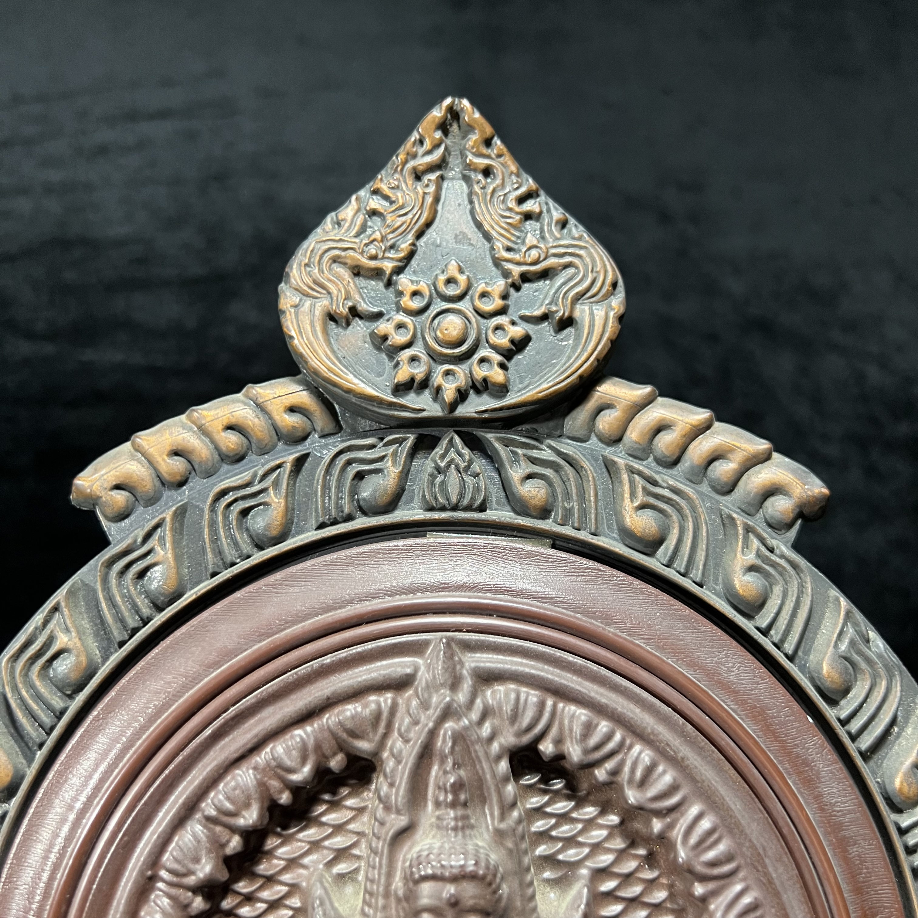 แผ่นโล่พระพิมพ์พระพุทธชินราชขนาดบูชา(กรรมการ) จำลองในแบบคล้ายนวโลหะเนื้อรีจิท พร้อมฐานโลหะกรอบซุ้มลายกนก ขนาดบูชาสูง13*8.5 นิ้ว วัตถุมงคลคุ้มเกล้าฯ มหามงคล รัชกาลที่ 9 จัดสร้างปี 2527 พิธีใหญ่ ยอดนิยมหายาก(พบเจอน้อยมาก)