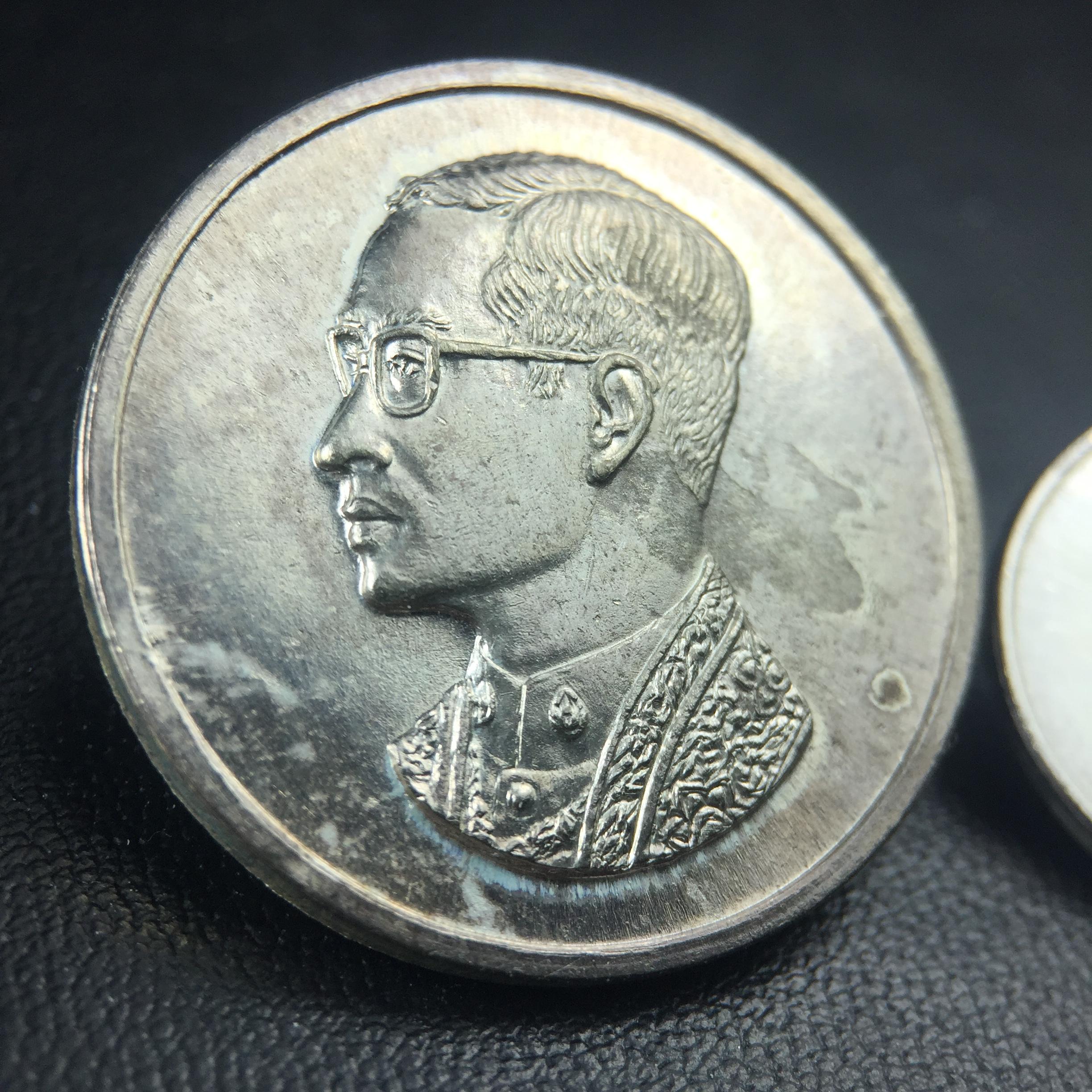 เหรียญพระบรมรูปคุ้มเกล้า รพ.ภูมิพล ปี2522 เนื้อเงิน พิมพ์ใหญ่+พิมพ์เล็ก(1ชุด รวม 2เหรียญ ครบชุดเนื้อเงินหายาก) คัดสภาพสวยเดิม(ในหลวงรัชกาลที่9 ทรงจุดไฟพระฤกษ์และเททอง พิธีใหญ่)ยอดนิยมหายาก