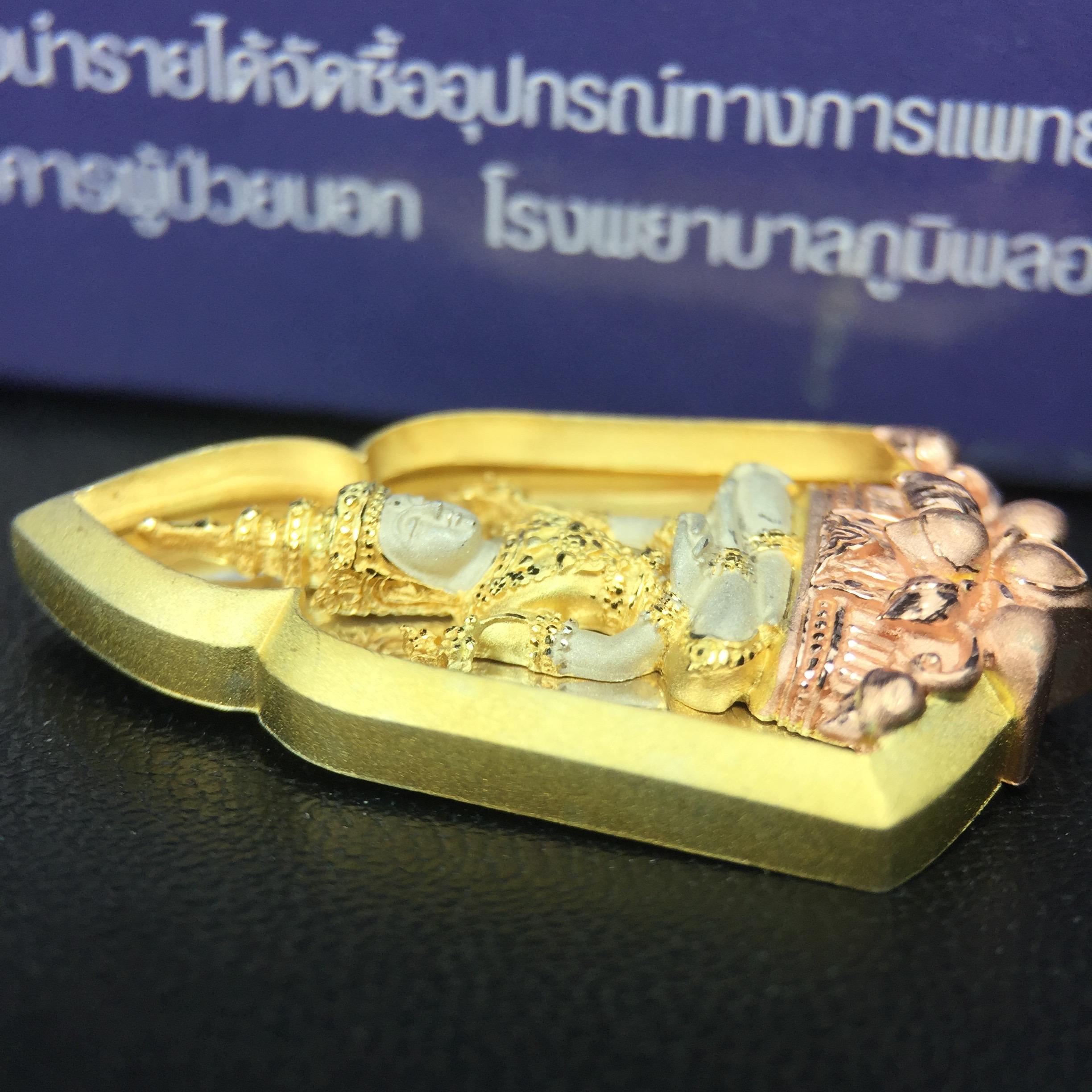 พระแก้วมรกต ภปร. ปี2547 จัดสร้างโดย รพ.ภูมิพลฯ เนื้อเงิน (3 กษัตริย์)เหรียญทรงซุ้ม ขนาด 20*33 มม.งดงามทรงคุณค่าอีกหนึ่งรุ่นยอดนิยม หายาก