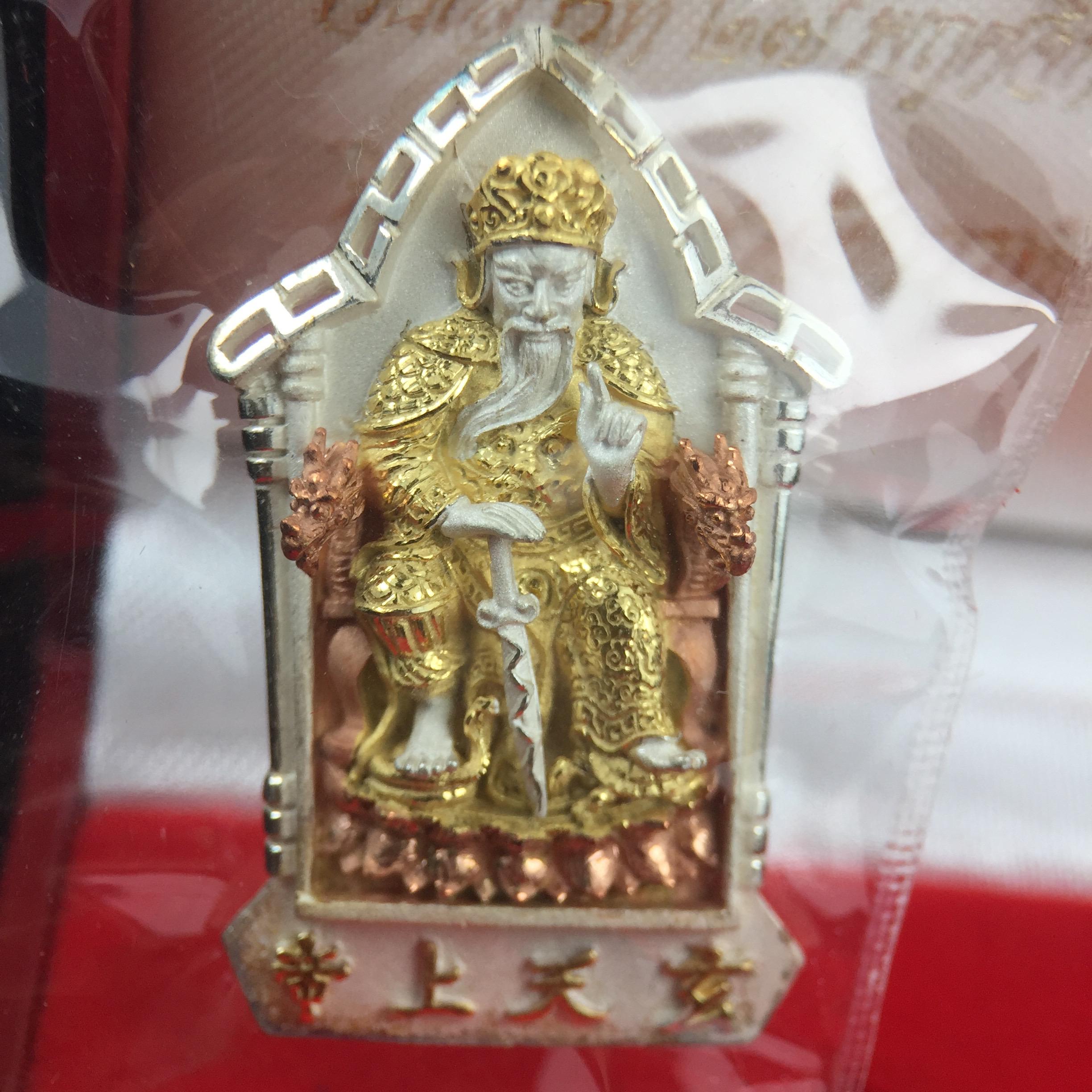 เหรียญรูปเหมือนเจ้าพ่อเสือ (ตั่วเหล่าเอี๊ย)รุ่นสองแผ่นดิน ปี 2542 หลัง ตราสัญลักษณ์ ภปร. 6รอบ 72 พรรษาในหลวงรัชกาลที่9 เสือคาบดาบ เหรียญหล่อ 3 มิติ เนื้อเงินสามกษัตริย์ พิมพ์ใหญ่ ปลุกเสก ณ วัดมังกรกมลาวาส(เล่งเน่ยยี่)สภาพสวยซีนซองเดิมกล่องครบเดิม