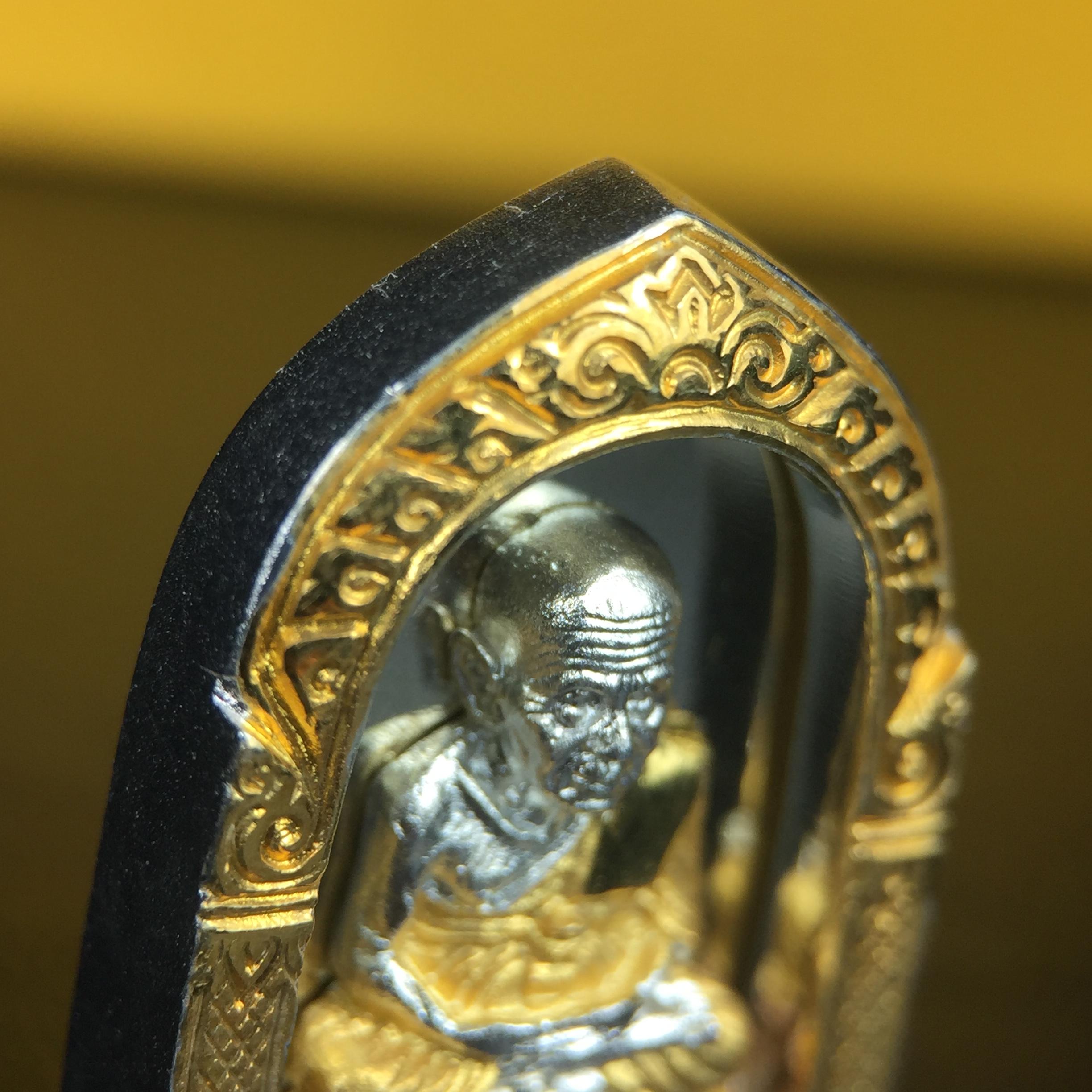 สมเด็จหลวงปู่ทวด วัดช้างให้ รุ่น เฉลิมพระเกียรติ ตราสัญลักษณ์ มวก. พิมพ์ซุ้มกนกเนื้อเงิน-สามกษัตริย์ ปี 2544 พิธีพุทธาภิเษกใหญ่ ณ อุโบสถวัดช้างให้และอุโบสถวัดพระศรีรัตนศาสดาราม ( วัดพระแก้ว )โดยนิมนต์เกจิชื่อดังสายใต้ทั้งหมดจำนวน 108 รูป