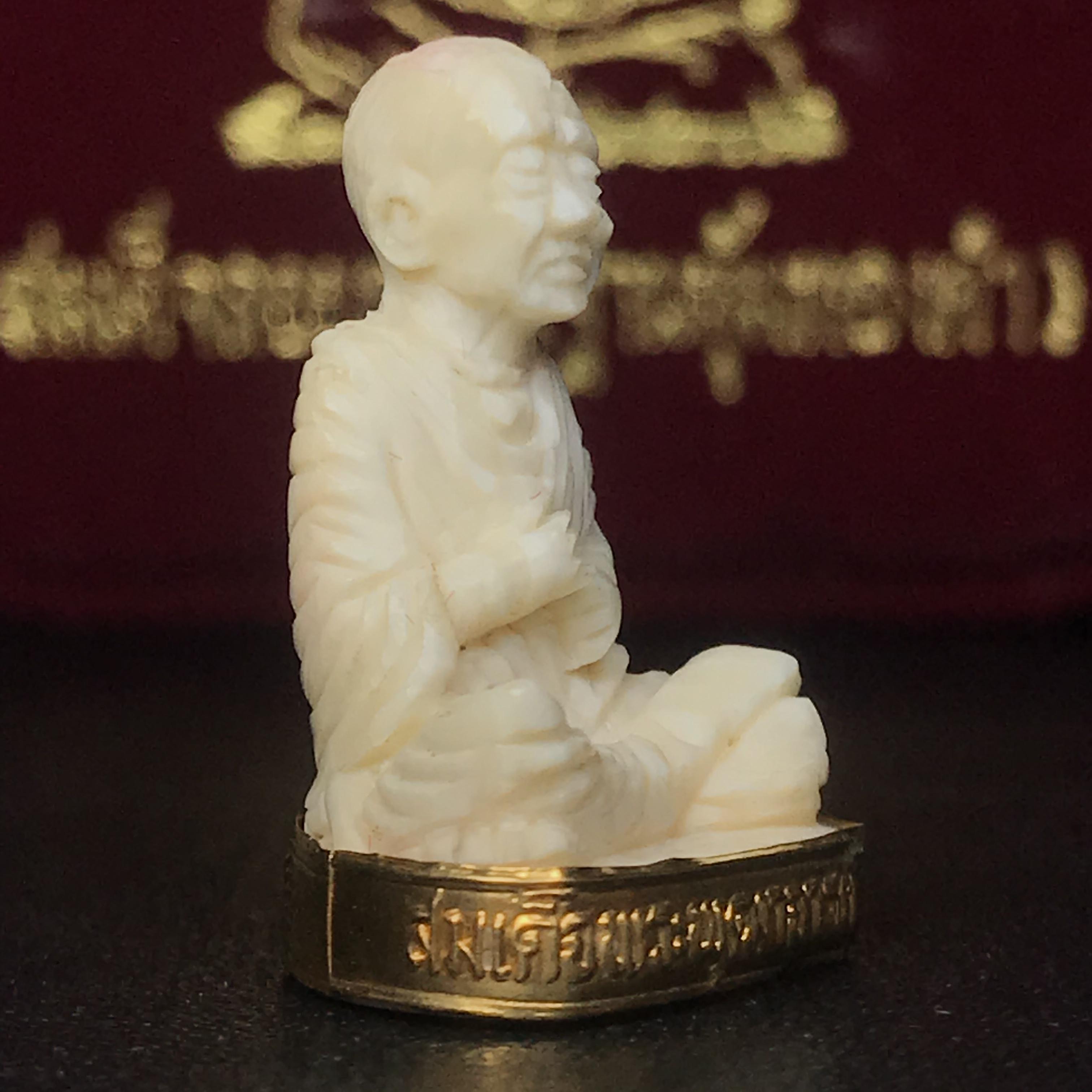 สมเด็จพระพุฒาจารย์ (โต พรหมรังสี) รุ่นคชสารหมื่นปี พ.ศ.2542 พิมพ์ลอยองค์(ฐานหุ้มทองคำ) ตอกโค๊ตและหมายเลข2589 สภาพสวยสมบูรณ์กล่องบรรจุเดิมครบ หายาก(1ใน 9999 องค์)