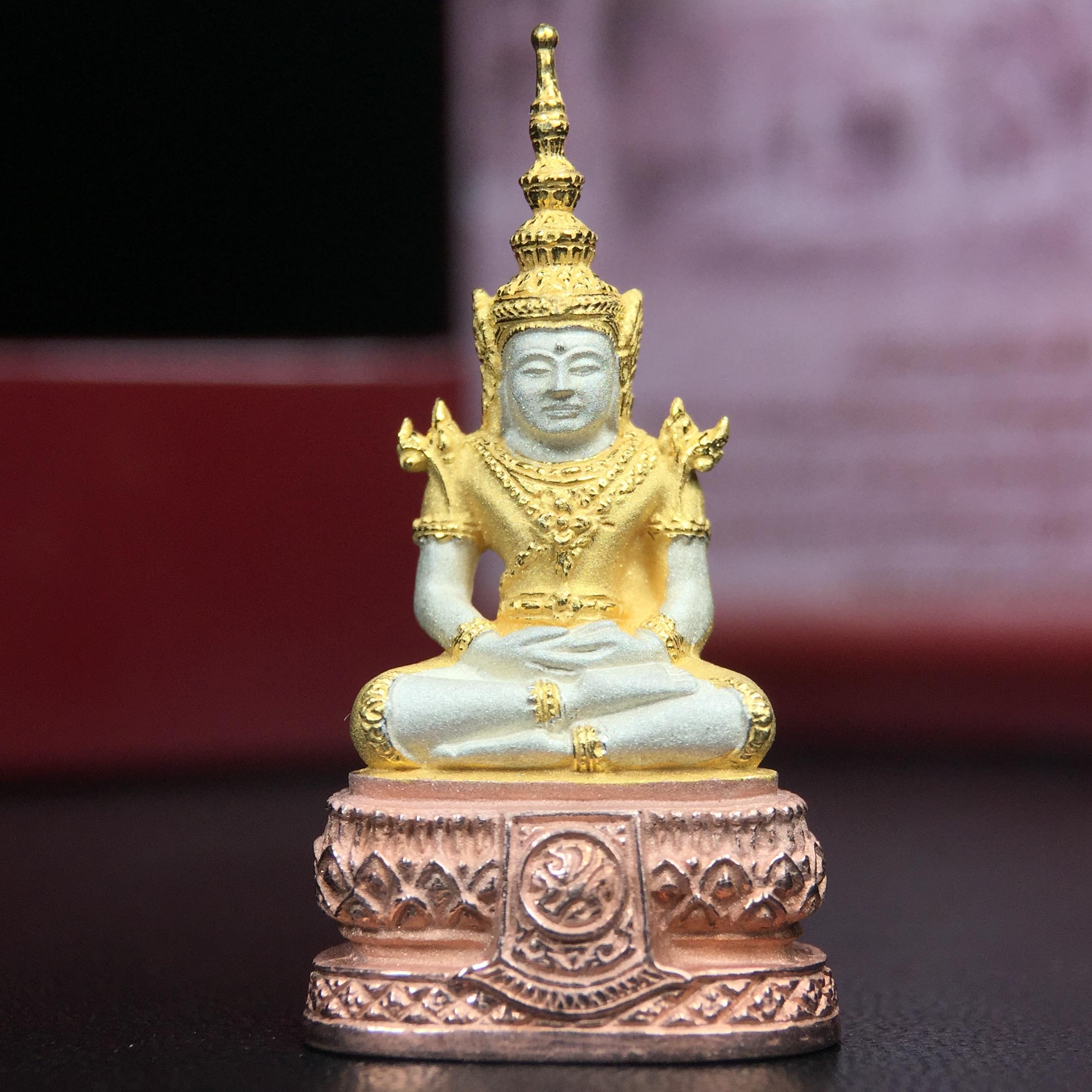 พระแก้วมรกต ภปร.(รุ่นแรก) ปี2545 จัดสร้างในมหาวโรกาส พระบาทสมเด็จพระเจ้าอยู่หัวรัชกาลที่ 9 ครบรอบ 75 พรรษา และฉลองกรุงรัตนโกสินทร์ครบ 220 ปี พิมพ์ลอยองค์ใหญ่ เนื้อเงินบริสุทธิ์ 92.5%(สามกษัตริย์) ขนาด 19*35 มม. พร้อมกล่อง สวยครบสมบูรณ์(องค์หมายเลข 3250)