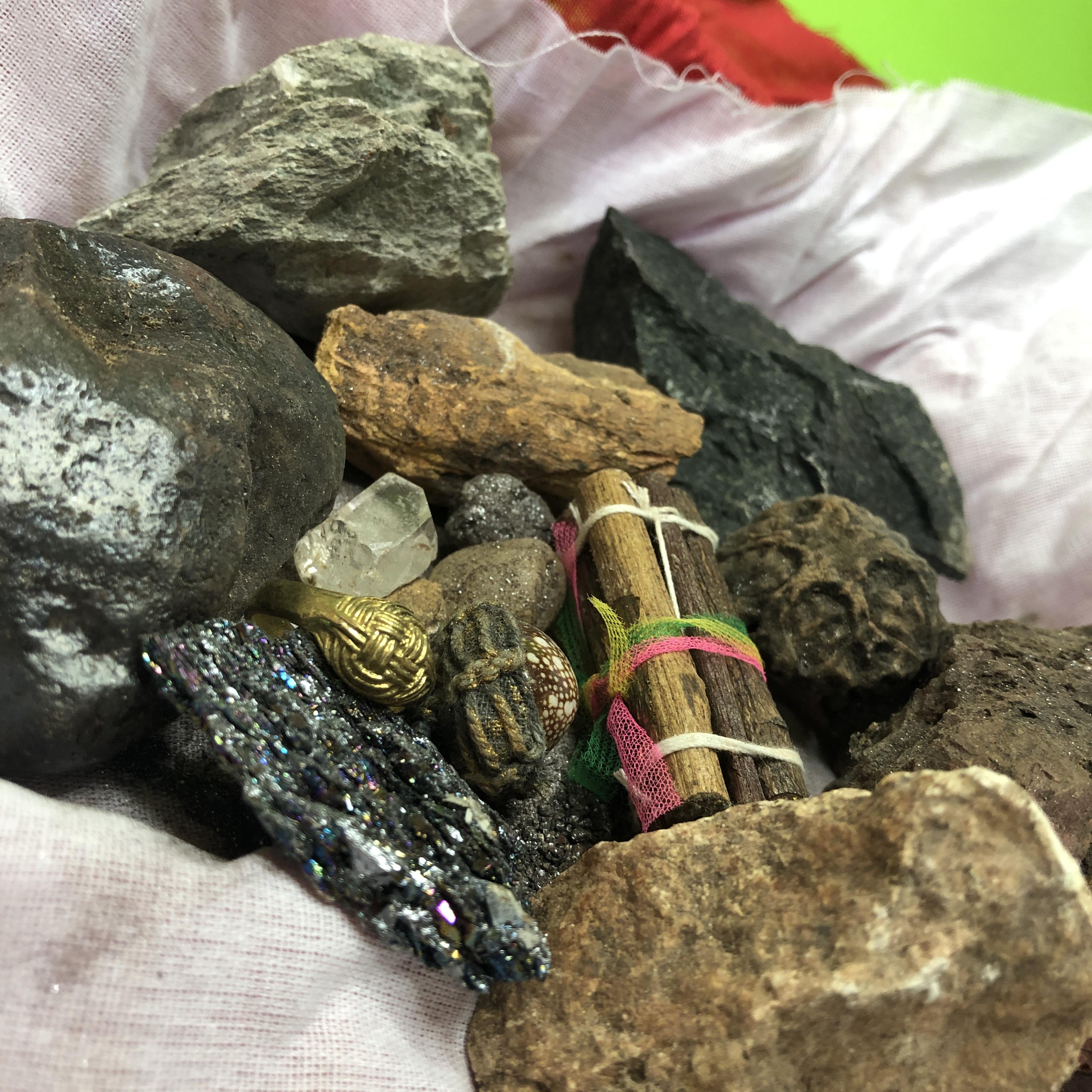 ของป้องกัน ชุดถุงแดงชุดใหญ่ ลงเสาเอก ลงเสาโท | อุปกรณ์ตั้งเสาเอก ชุดลงเสาเอกเสาโท ตั้งเสาเอก อุปกรณ์ลงเสาเอก ชุดยกเสาเอก สิริมงคล สวยงาม ครบชุด ยกเสาเอก ลงเสาเอก