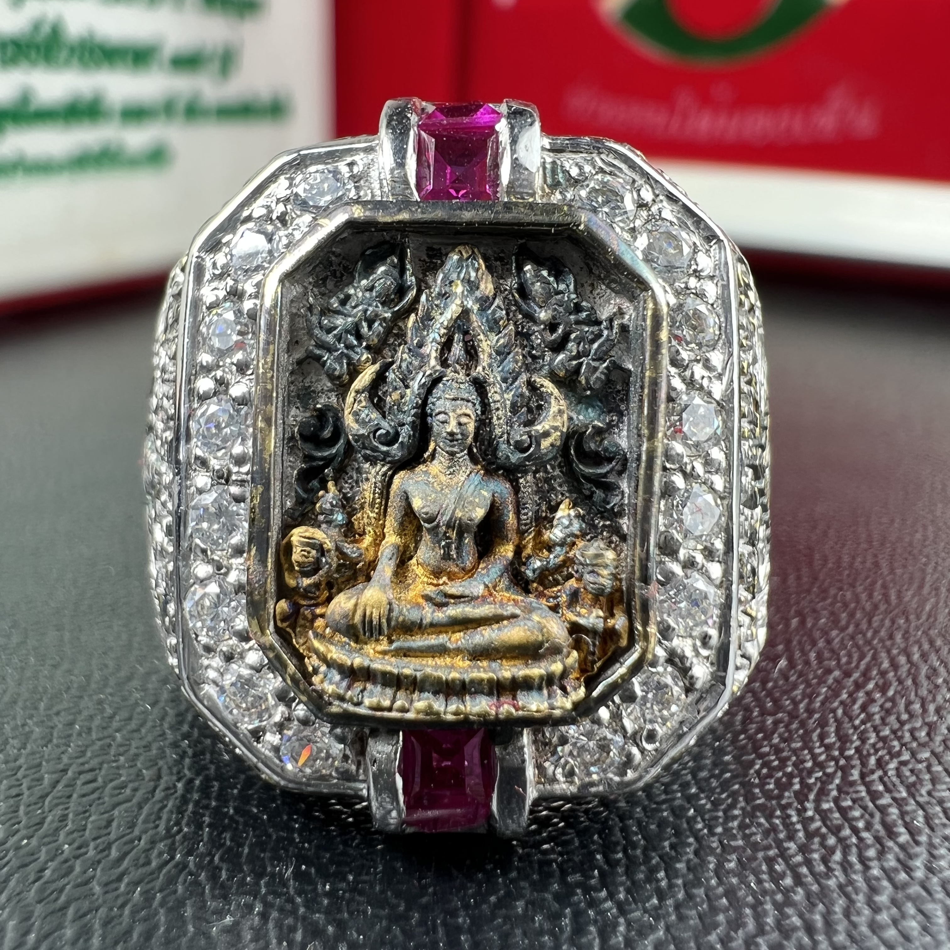 แหวนพระพุทธชินราช ภปร. ในวโรกาสเฉลิมพระชนมายุ6รอบ 5ธันวาคม2542 มูลนิธิพิทักษ์ดวงตาประชาชน จัดสร้าง แหวนเนื้อเงินเคลือบทองคำบริสุทธิ์ประดับเพชร CZ เกรดนอก ตอกโค๊ตและหมายเลข 504(ผลรวมได้ 9 เลขมหามงคลเจริญก้าวหน้าในทุกด้าน) พร้อมกล่องบรรจุเดิมครบ(หายาก)