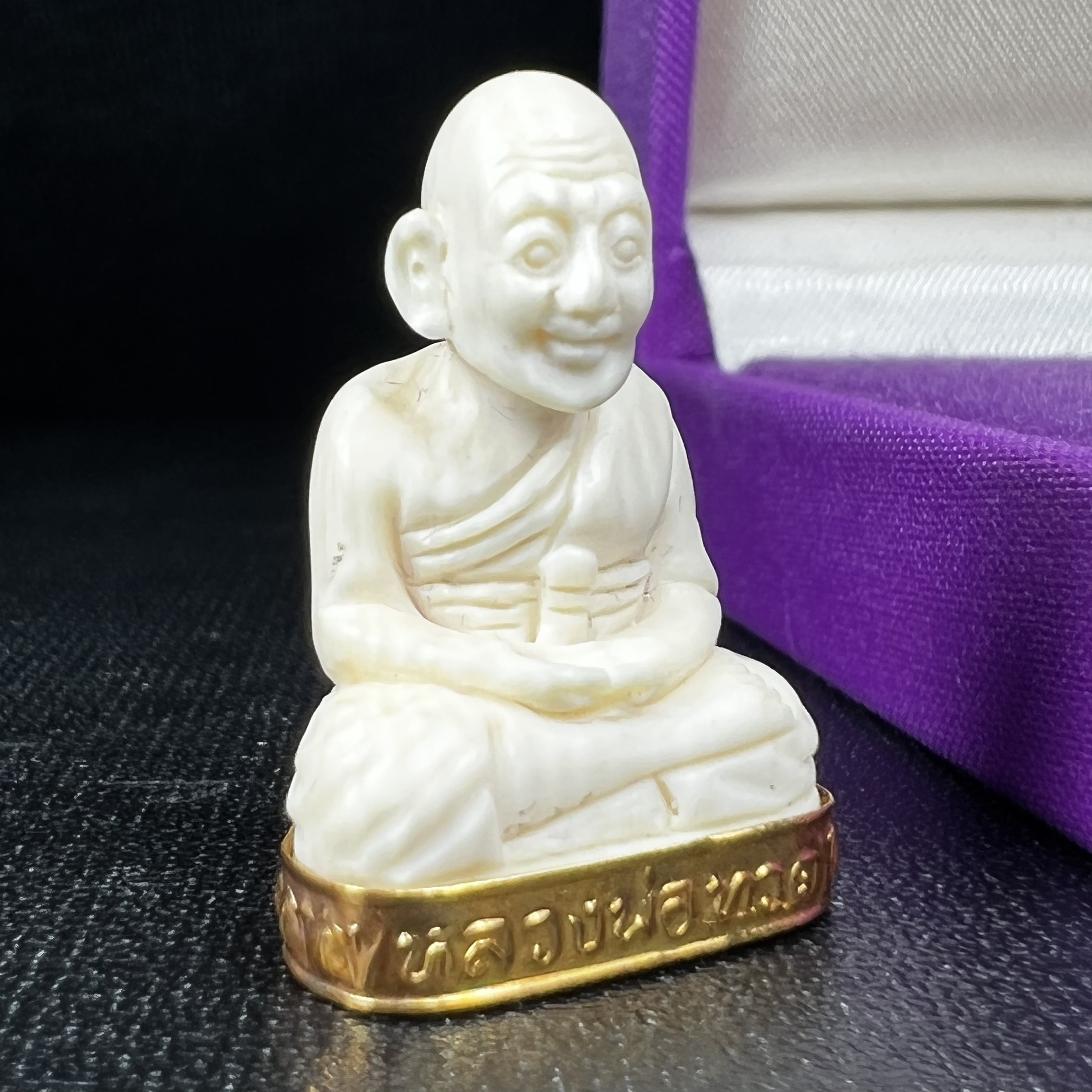 สมเด็จหลวงปู่ทวด รุ่นคชสารหมื่นปี (ศิลปาชีพ) วัดช้างให้ ปี2541(พิมพ์ลอยองค์ฐานทองคำโค๊ตทองคำ)นิยมหายาก