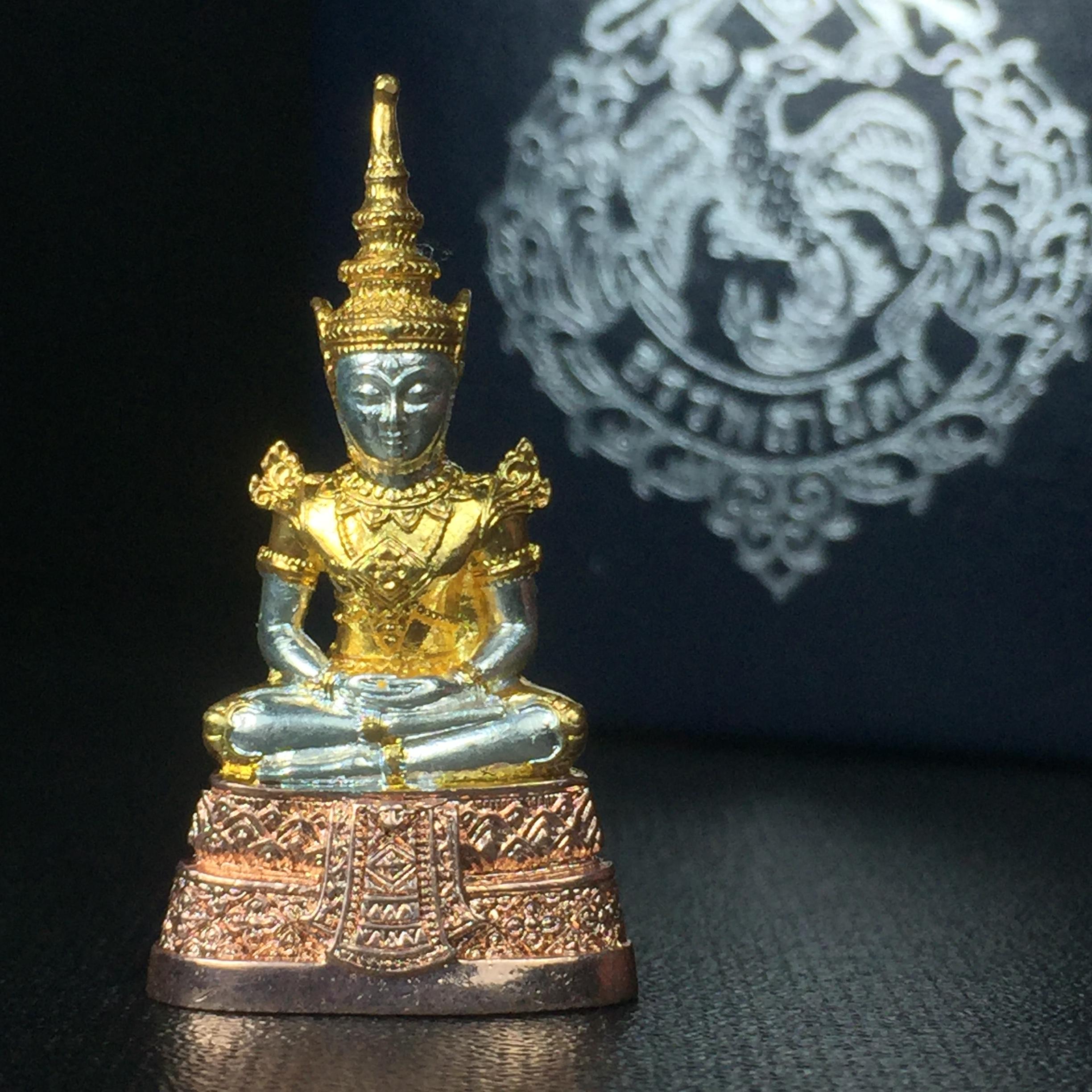 พระแก้วมรกต กรมสรรพสามิตจัดสร้างขึ้นเนื่องในโอกาสครบรอบ 64 ปีของกรมสรรพสามิต และเนื่องในวโรกาสที่พระบาทสมเด็จพระเจ้าอยู่หัวทรงครองราชย์ครบ 50 ปีในปีกาญจนาภิเษก เมื่อ พ.ศ.2539 เนื้อเงินรมดำขัดเงา(ชุบสามกษัตริย์ใหม่)พร้อมกล่องบรรจุเดิม