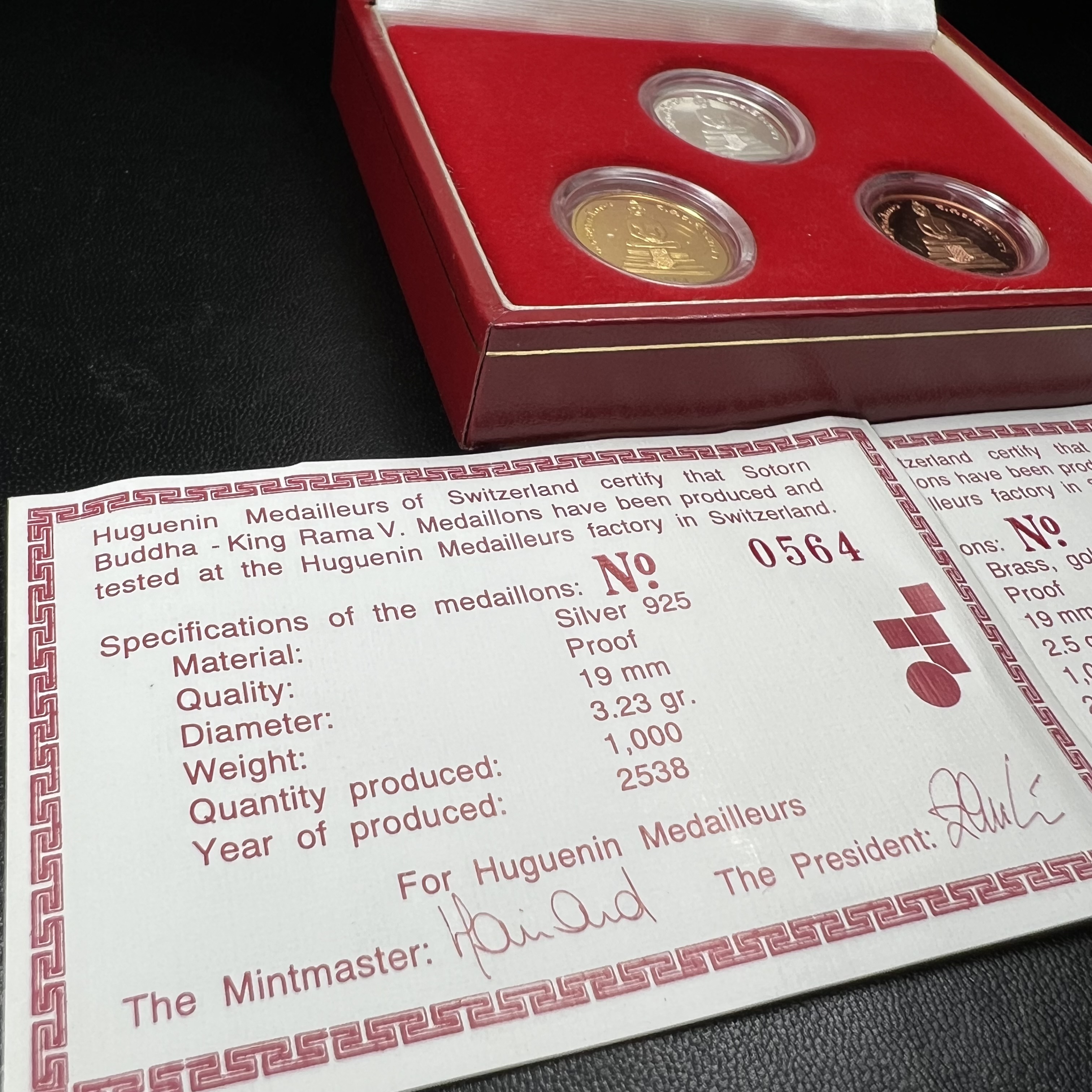 เหรียญพระพุทธโสธร-สมเด็จพระปิยมหาราช รุ่นกาญจนาภิเษก วัดสุทัศน์เทพวราราม ปี2538 ครบชุดสามกษัตริย์ 1 ชุดมี 3 เนื้อ (เงินขัดเงา+กะไหล่ทองขัดเงา+ทองแดงบริสุทธิ์ขัดเงา) ขนาด 19 มม. ครบชุดพิมพ์เล็กหมายเลขเดียวกันพร้อมกล่องและใบรับรองเดิม(1ใน 1000 ชุด หายากมาก)