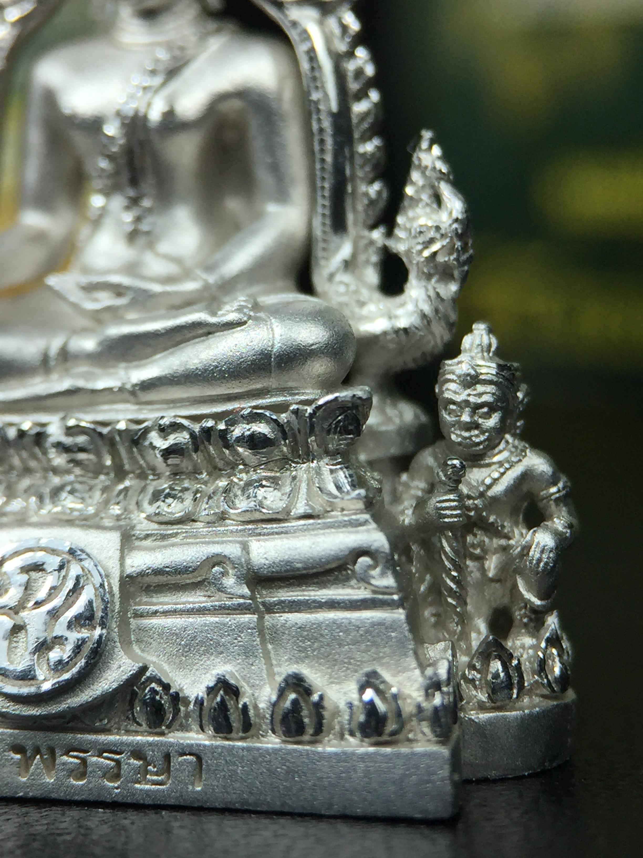 พระพุทธชินราช(จำลอง) ภปร. 84 พรรษา ปี 2554 เนื้อเงินชุบทองคำขาว พิมพ์กลางขนาดหน้าตัก 1/2 นิ้ว(พระราชทานมวลสาร จิตรลดาและเส้นพระเจ้า(เส้นผม)รัชกาลที่9)พุทธศิลป์ทรงคุณค่าอีกหนึ่งรุ่นยอดนิยม