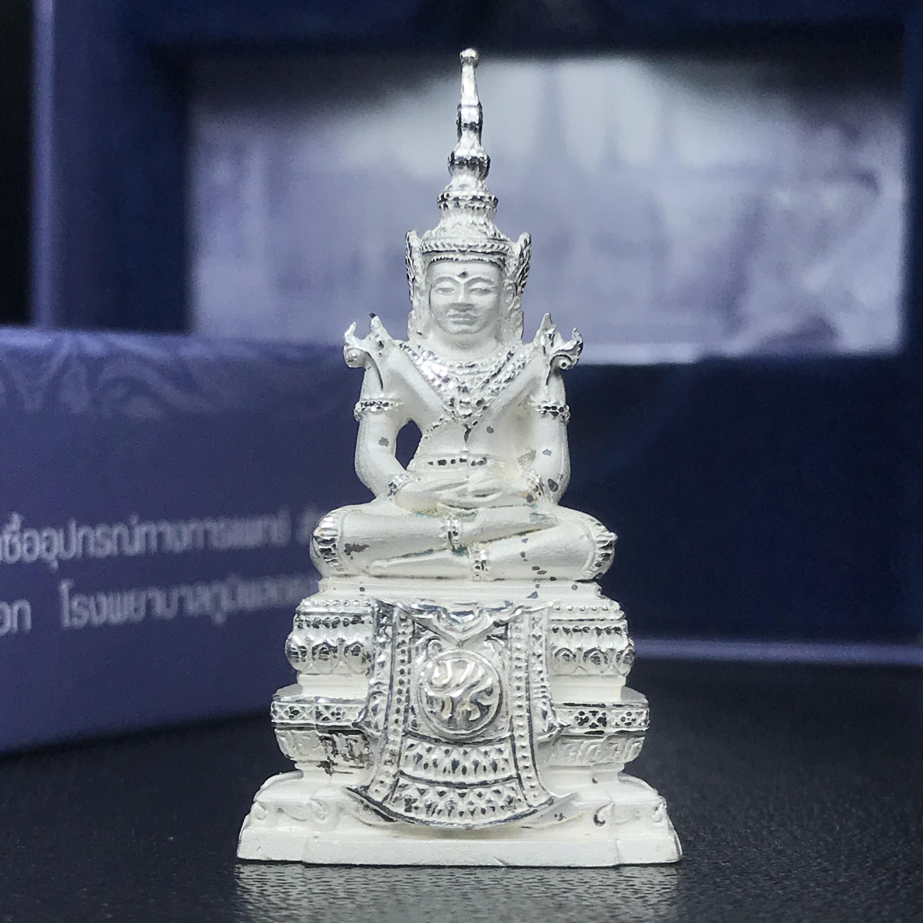 พระแก้วมรกต ภปร.หน้าตัก 1/2 นิ้ว จัดสร้างโดย รพ.ภูมิพลฯ ปี2547 ลอยองค์เนื้อเงิน(1ใน3000องค์)(หายาก)