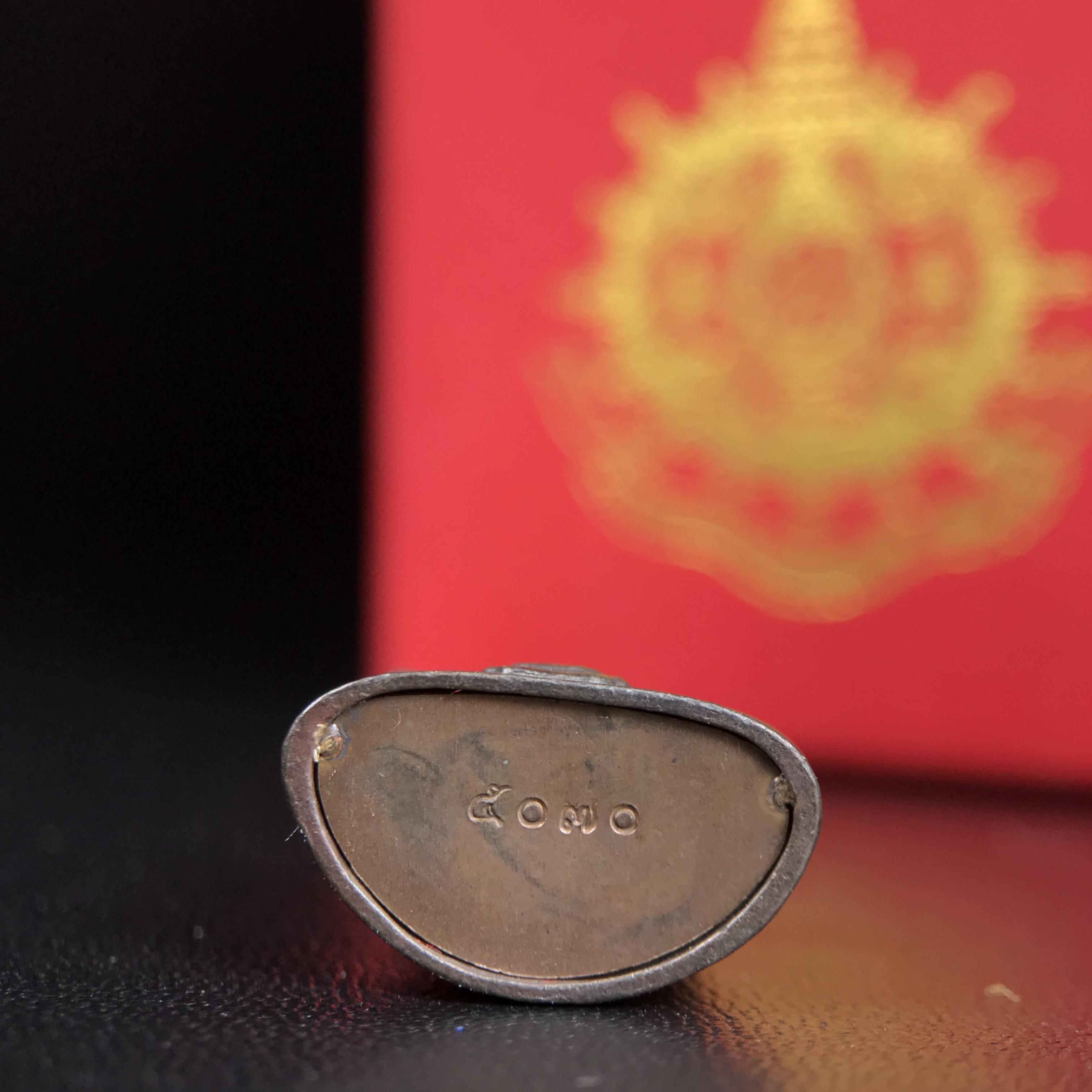 พระกริ่งไพรีพินาศ บรรจุเหล็กไหล ครั้งแรกและครั้งเดียวในประวัติศาสตร์ เฉลิมพระเกียรติ พระบาทสมเด็จพระเจ้าอยู่หัวรัชกาลที่9 พระชนมพรรษา 6 รอบ ปี2542 เนื้อนวโลหะผสมทองคำ(บรรจุเหล็กไหล)ดีนอก-ดีใน พิธีใหญ่ มวลสารเด่น (หายาก)