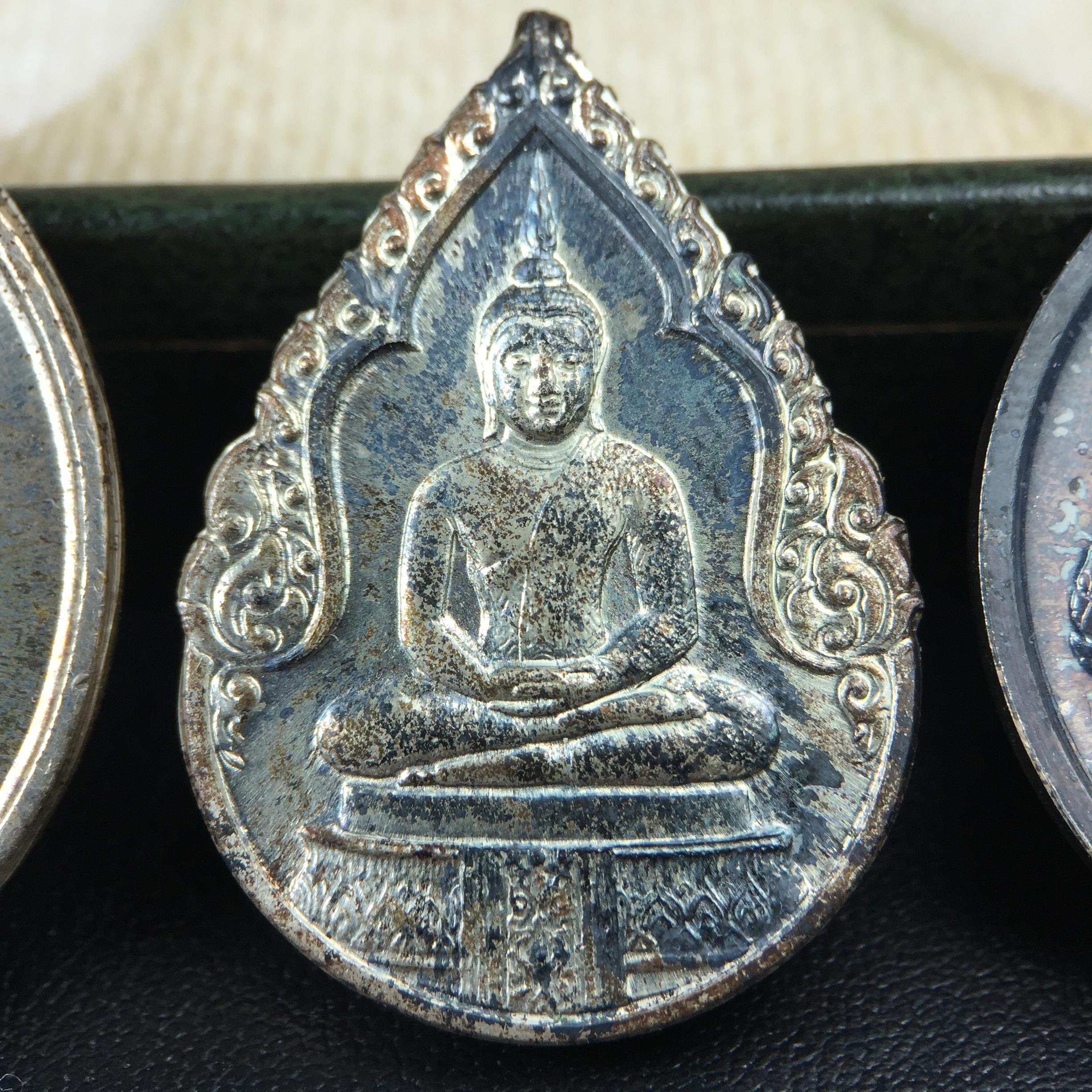 เหรียญพระแก้วมรกตหลัง ภปร. ฉลองกรุงรัตนโกสินทร์ครบ 200 ปี พ.ศ.2525 เนื้อเงิน(ผิวเดิม สวย)กล่องบรรจุเดิมครบ3พิมพ์(บล็อกพระราชศรัธา)(ในหลวงรัชกาลที่9 เสด็จในพิธี)ชอบเก็บแบบผิวเดิมๆชุดนี้เลยแนะนำ ผิวเดิมสวยมาก เสน่ห์พระเนื้อเงิน