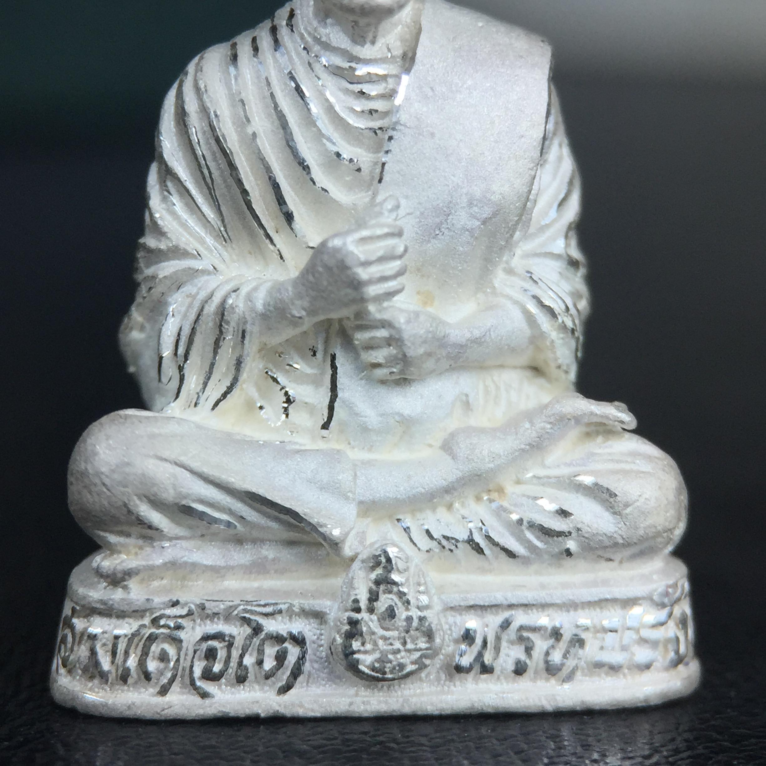 รูปเหมือนสมเด็จพระพุฒาจารย์ (โต พรหมรังสี)วัดใหม่อมตรส บางขุนพรหม ปี2540 รุ่นกาญจนาภิเษก จัดสร้างในวโรกาสที่รัชกาลที่ 9 ทรงครองสิริราชสมบัติ ครบ 50ปี ลอยองค์พิมพ์ใหญ่ เนื้อเงินบริสุทธิ์ 99.9% แบบทรายนวลขัดเงาบางส่วน พร้อมกล่องใบรับรองเดิมครบ