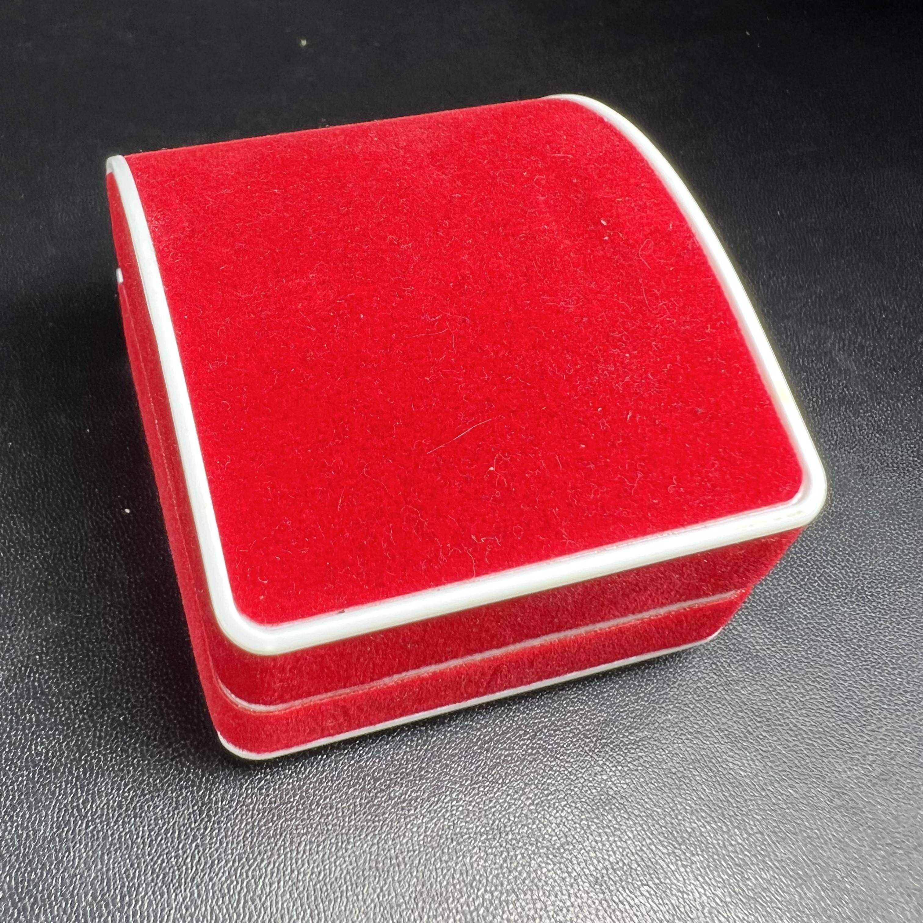 หลวงปู่ทวด รุ่นฉลองกรุงรัตนโกสินทร์ ๒๒๐ ปี วัดประสาทบุญญาวาส ปี 2545 เหรียญรูปเหมือนหลวงพ่อทวดด้านหลังพระหลวงพ่อทวดพิมพ์เตารีด เนื้อเงิน พ่นทราย ขัดเงาบางส่วน ขนาด 1.3 X 2 ซม. พุทธาภิเษกใหญ่ 3วาระ สภาพสวยซีนซองเดิมกล่องบรรจุเดิมครบสมบูรณ์(องค์หมายเลข ๙๒๑)