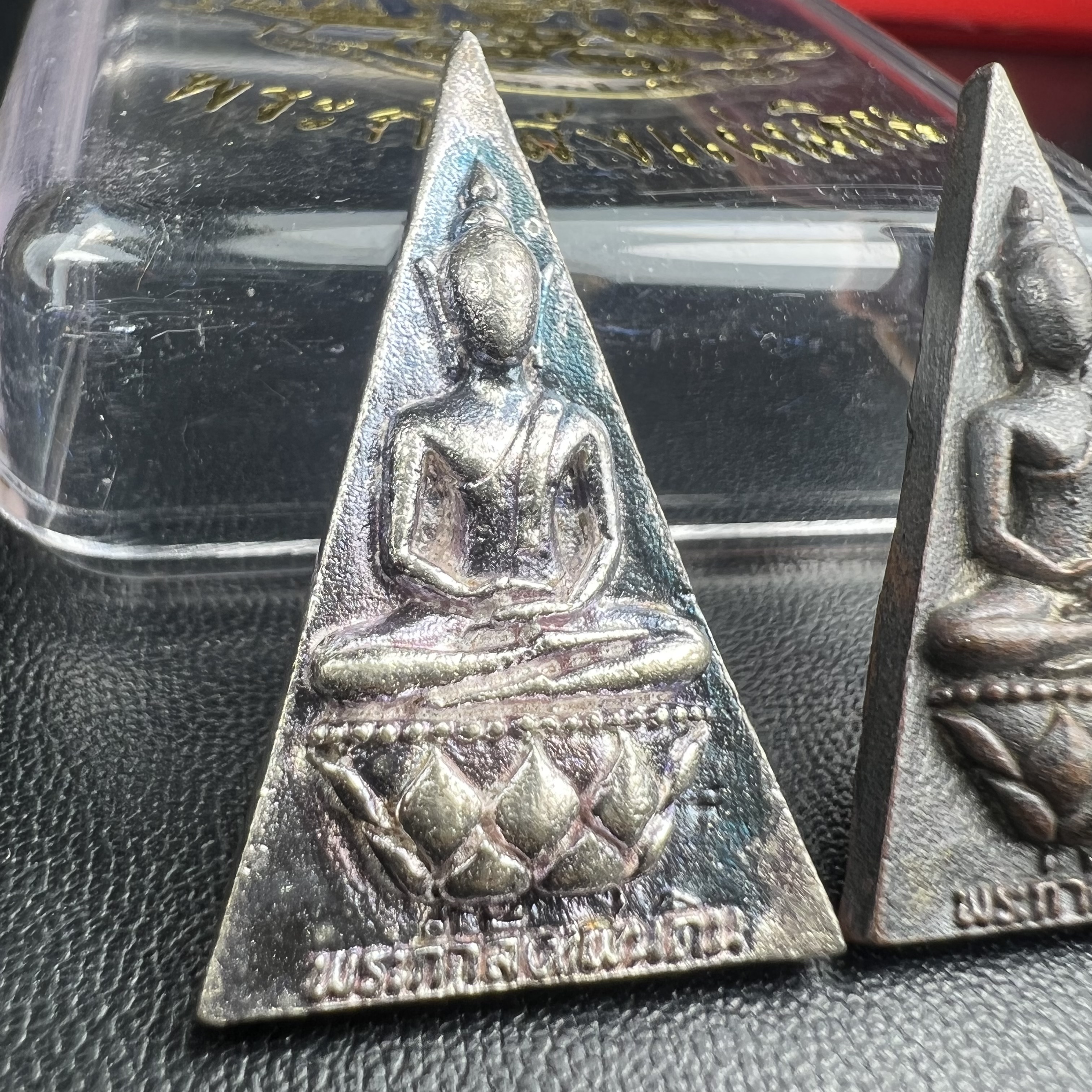 พระกำลังแผ่นดิน (สมเด็จจิตรลดา2) จัดสร้างเฉลิมพระเกียรติ ร.9 ครองราชย์ 50 ปี 2539 เนื้อเงิน(ผิวเดิมกลับดำ รุ้งๆสวย)+เนื้อนวโลหะ(สร้างน้อยหายาก)พร้อมกล่องบรรจุเดิมครบสมบูรณ์(1ใน2539องค์)