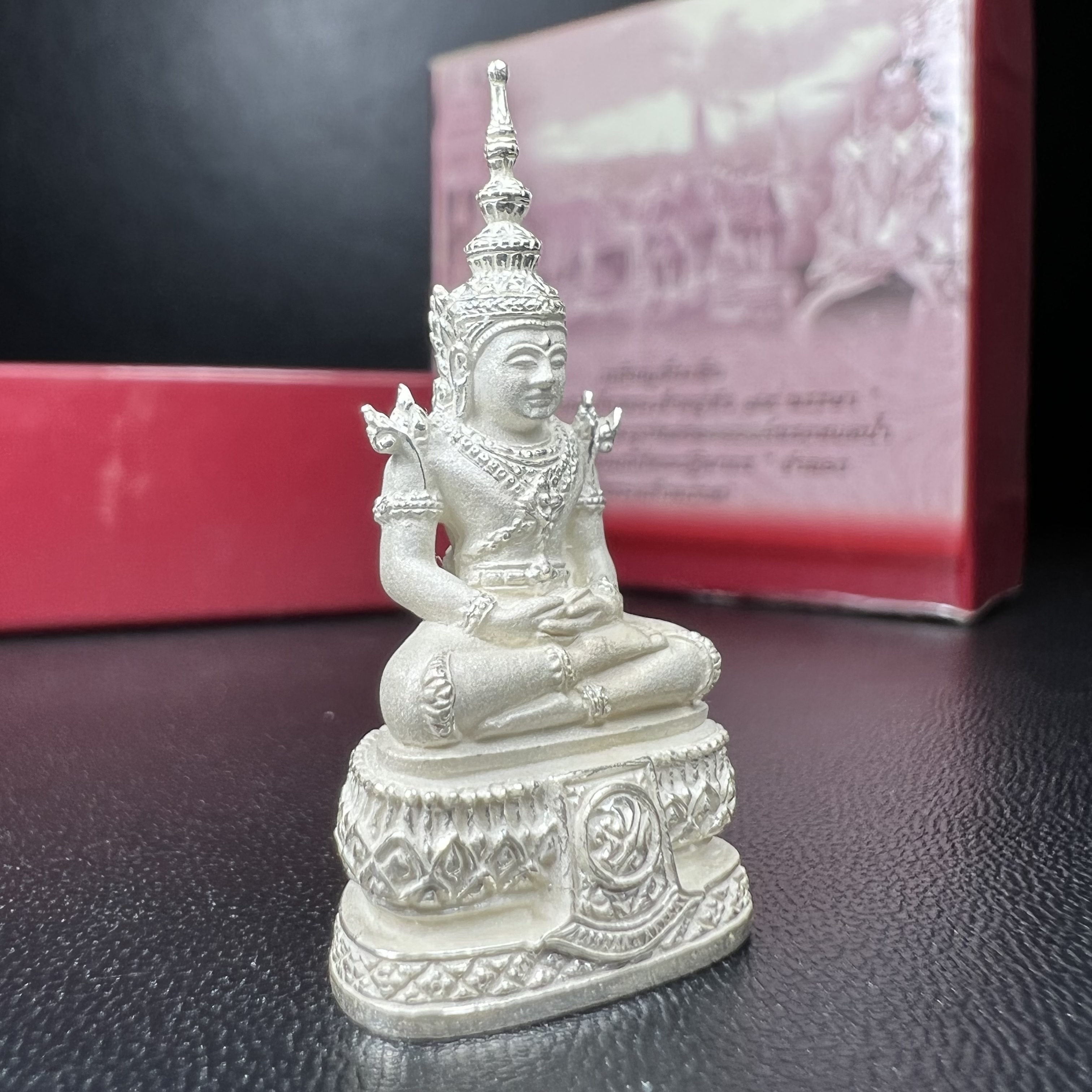 พระแก้วมรกต ภปร.(รุ่นแรก) ปี2545 รุ่นฉลองกรุงรัตนโกสินทร์ครบ 220 ปี พิมพ์ลอยองค์ใหญ่ เนื้อเงินบริสุทธิ์ 92.5% ขนาด 19*35 มม. พร้อมกล่องบรรจุดิม สวยครบสมบูรณ์