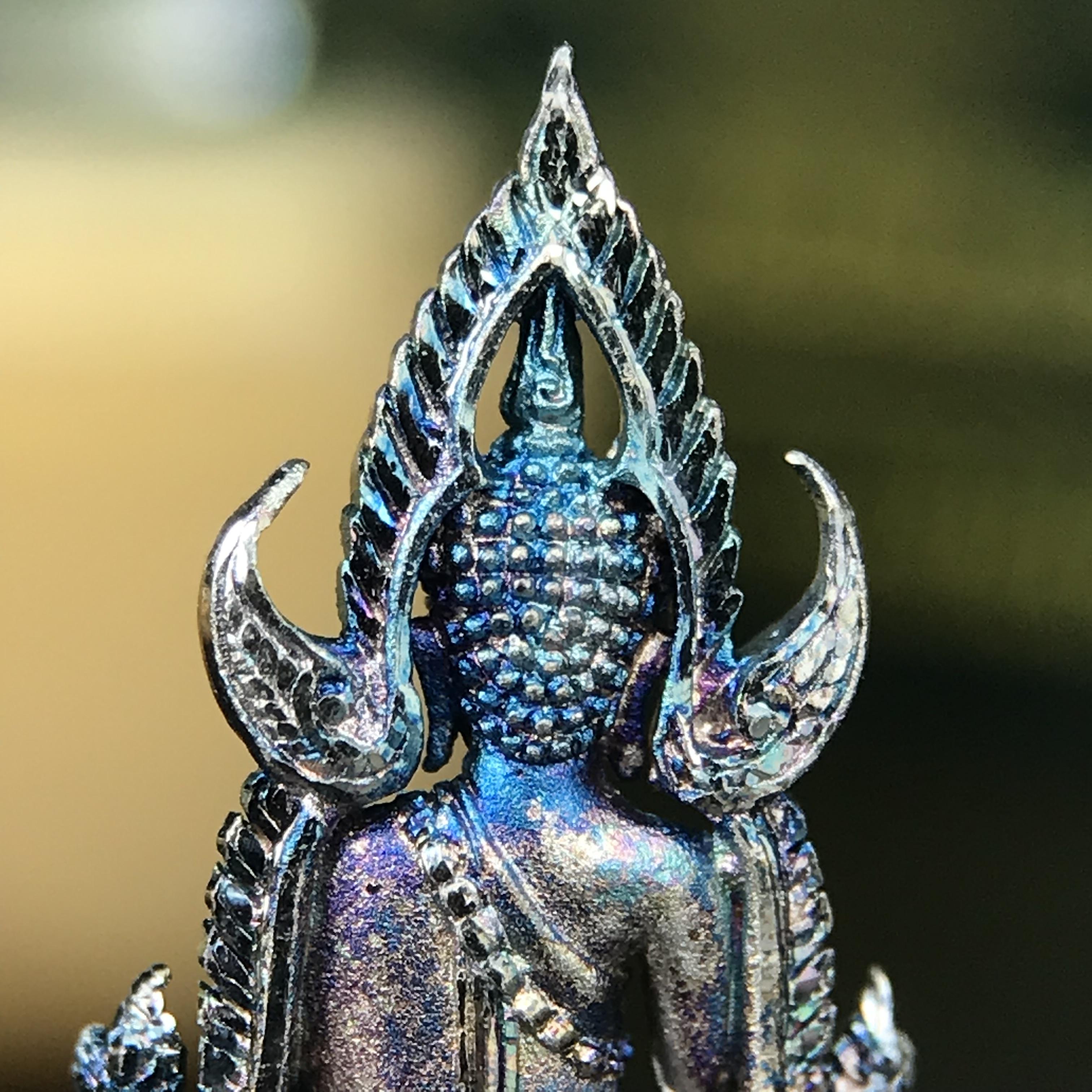 พระพุทธชินราช ภปร. 84 พรรษา ในหลวงรัชกาลที่ 9 พิมพ์เล็กขนาดหน้าตัก 1/4 นิ้ว(สูง 2.0 ซม.)เนื้อเงินชุบทองคำขาว (สภาพผิวเดิมสวย ขึ้นสีรุ้งฟ้าครามธรรมชาติสวยมาก แบบนิยม)(พระราชทานมวลสาร จิตรลดาและเส้นพระเจ้า(เส้นผม))พุทธศิลป์ทรงคุณค่าอีกหนึ่งรุ่นยอดนิยม