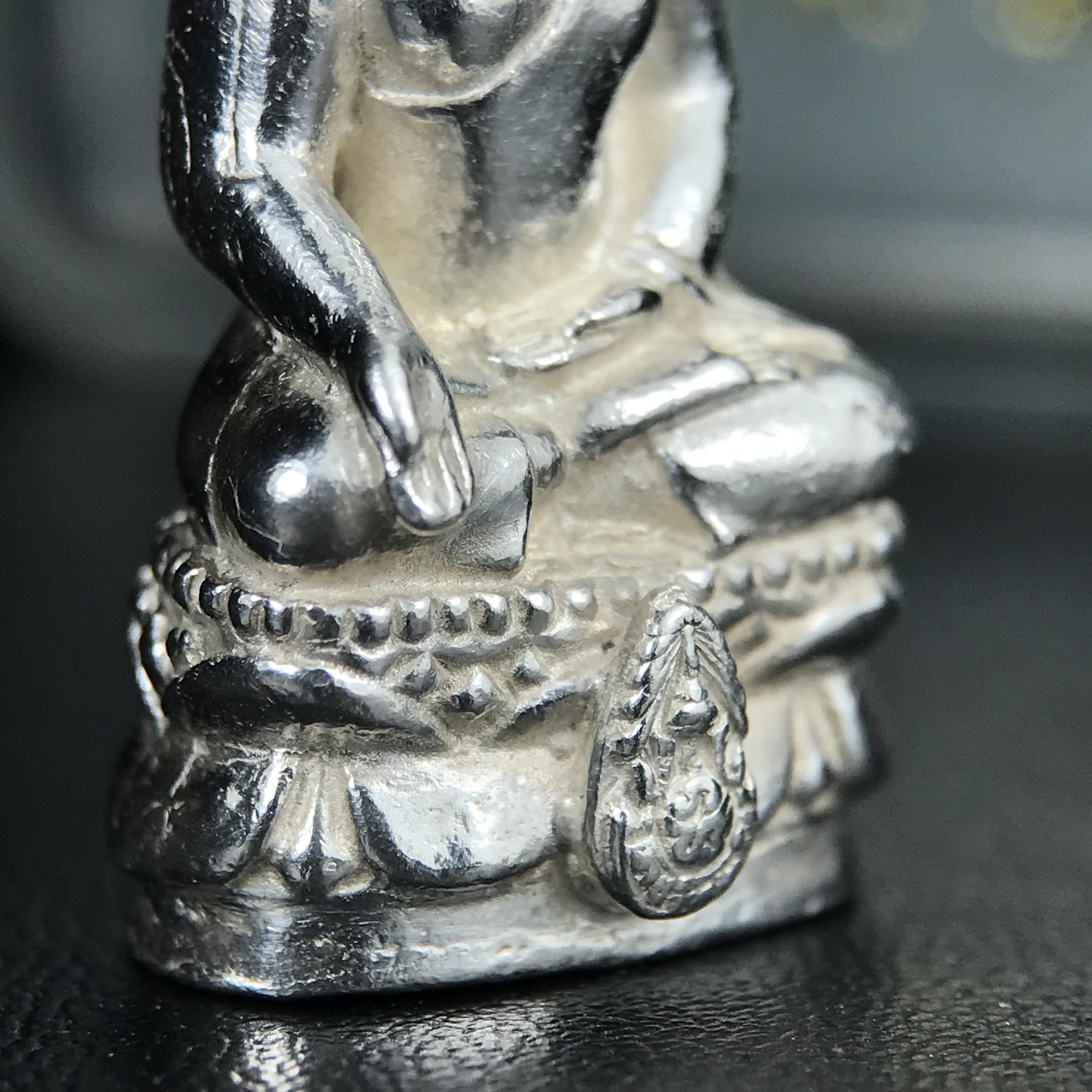 พระกริ่งไพรีพินาศ รุ่น ภปร. ราชวิทยาลัย ปี 2535 เนื้อเงิน(สภาพผิวขาวสวยใส)(ตอกโค้ดพระนามย่อ ญสส ใต้เศวตรฉัตร และ พระปรมาภิไธยย่อ ภปร.) ปลุกเสกโดยหลวงพ่อเปิ่น วัดบางพระและสมเด็จพระญาณสังวร สมเด็จพระสังฆราช วัดบวรนิเวศวิหาร(1 ใน 2535 องค์)