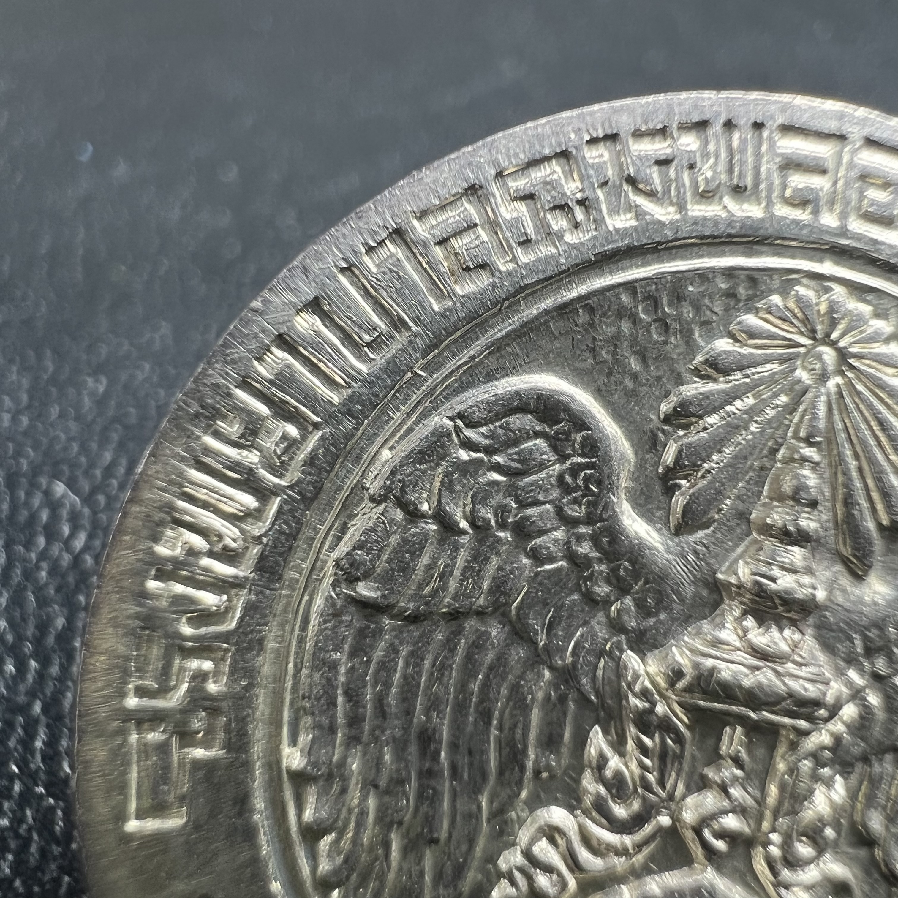 เหรียญพระบรมรูปคุ้มเกล้า รพ.ภูมิพล ปี2522 เนื้อเงิน พิมพ์ใหญ่ คัดสภาพสวยพร้อมซองบรรจุเดิม(ในหลวงรัชกาลที่9 ทรงจุดไฟพระฤกษ์และเททอง พิธีใหญ่)ยอดนิยม