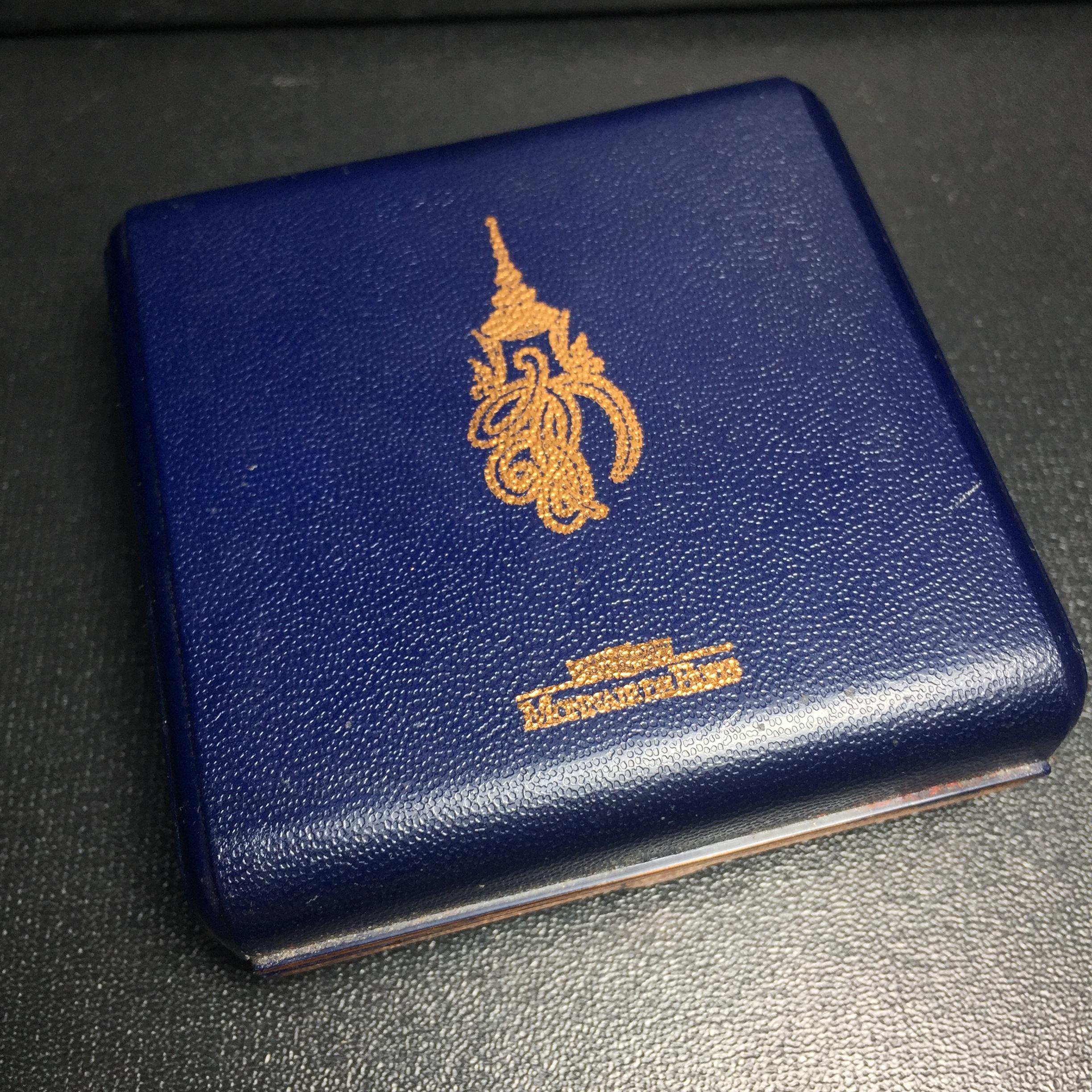 เหรียญหลวงพ่อทวด หลังพระนามาภิไธได้ย สก. ปี2544 พิธีใหญ่ ผลิตโดยโรงกษาปณ์โมเน่ร์ เนื้อบรอนซ์(ทองแดง)สภาพสวยสมบูรณ์กล่องใบรับรองครบ