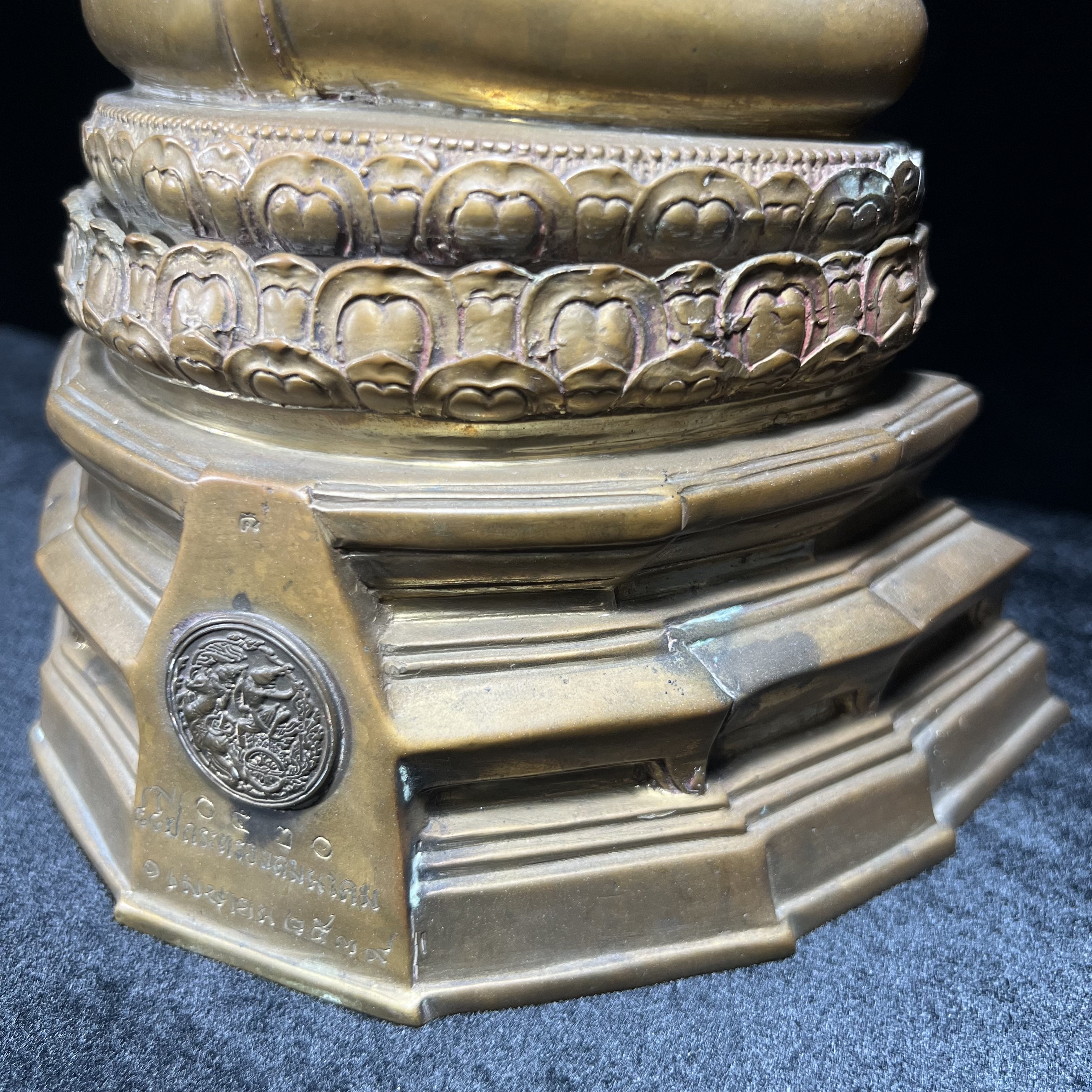 พระพุทธคมนาคมบพิธ (พระพุทธสิหิงค์จำลอง) ภปร. ครบรอบ 84 ปี กระทรวงคมนาคม พ.ศ.2539 หน้าตัก 5 นิ้ว เนื้อลำอู่แดง(หายาก)