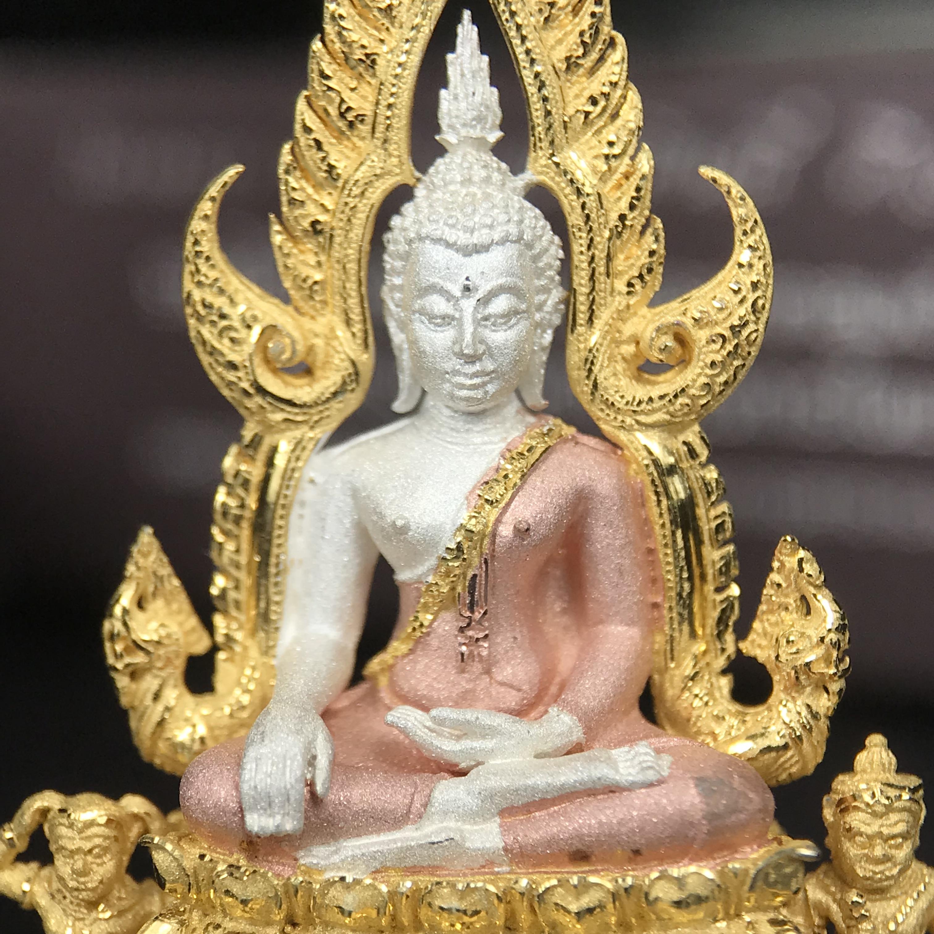 พระพุทธชินราช ภปร. โครงการ "เพราะแผ่นดินนี้ คือ แผ่นดินเกิด" ปี 2548(รุ่นแรก) ลอยองค์เนื้อเงินสามกษัตริย์ หน้าตัก 1/2 นิ้ว (ขนาด 3.5 x 2.5 ซม.) พุทธศิลป์งดงามทรงคุณค่า รุ่นยอดนิยม