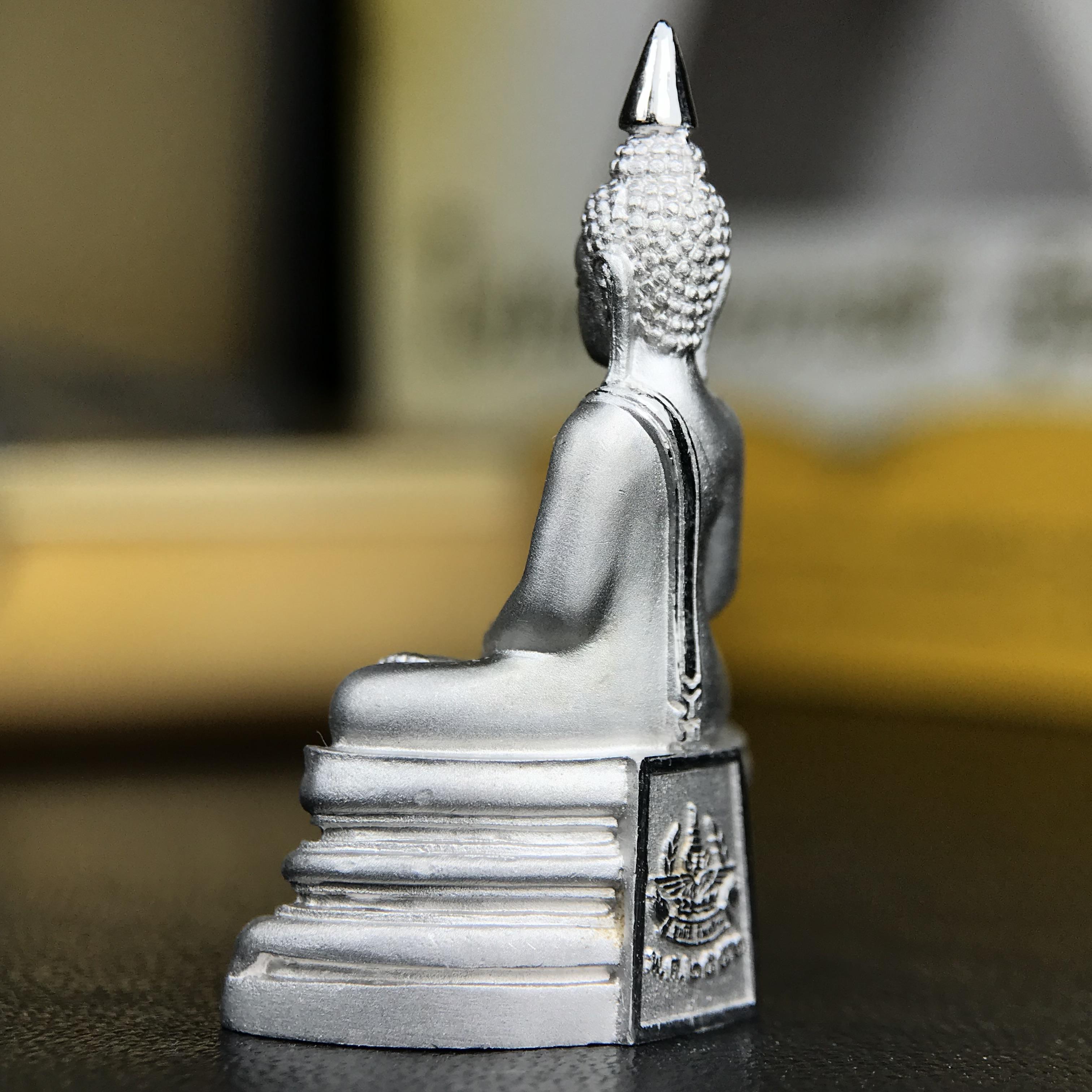 พระพุทธโสธร คุ้มเกล้าฯ ภปร.(ใต้ร่มพระบารมี คุ้มเกล้า) 60ปี รพ.ภูมิพลฯ พ.ศ.2552 เนื้อเงิน ชุบทองคำขาว(ลอยองค์พิมพ์ ใหญ่ ขนาด 30*20 มม.) 1 ใน 5000 องค์ หายาก