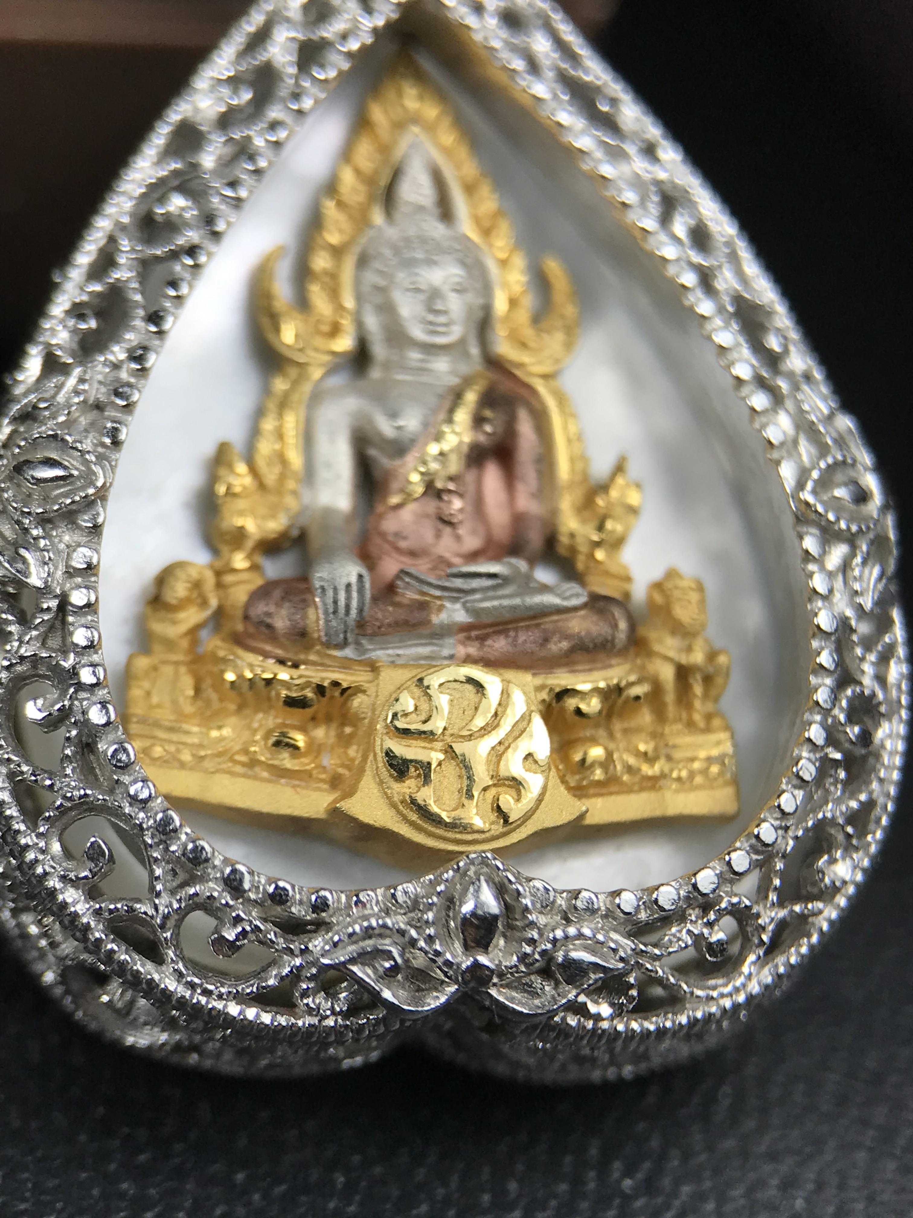 พระพุทธชินราช ภปร. โครงการ "เพราะแผ่นดินนี้ คือ แผ่นดินเกิด" ปี 2548(รุ่นแรก) เหรียญทรงใบโพธิ์ ขนาด 21 x 29 มม. เนื้อเงินสามกษัตริย์ องค์พระชุบสามกษัตริย์ ล้อมด้วยกรอบเงินชุบทองคำขาวสลักเสลาเป็นลวดลายละเอียดอ่อน ส่วนพื้นองค์พระเป็นเปลือกหอยมุข