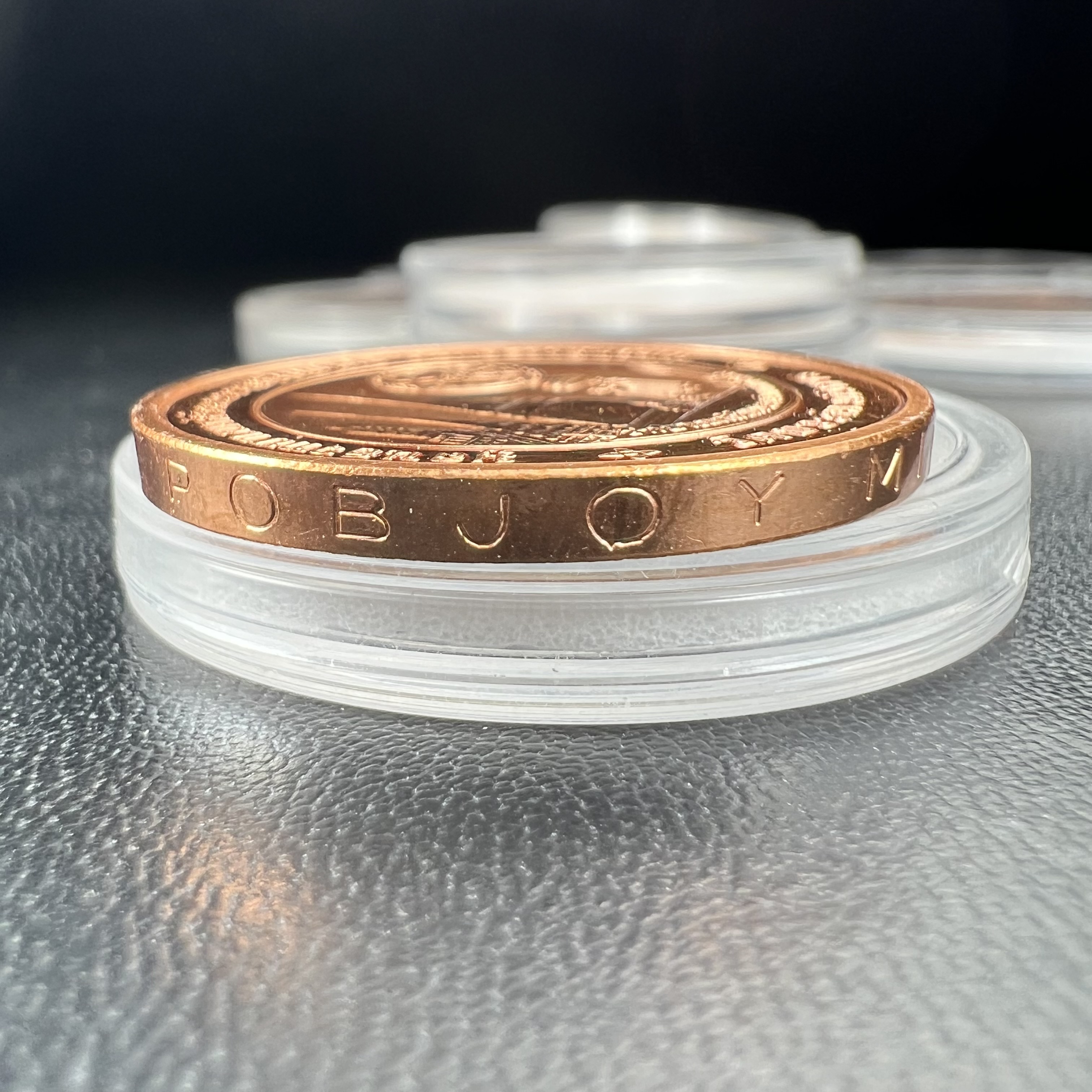 เหรียญพระแก้วมรกต ทรงเครื่องฤดูหนาว หลัง สธ.รุ่นเฉลิมพระเกียรติ ออกโดยมูลนิธิวิทยาเขตสิรินธรราชวิทยาลัย ในพระบรมราชูปถัมภ์ วัดบวรนิเวศวิหาร ปี 2538 เนื้อทองแดงบริสุทธิ์ 99.50% ขัดเงาสามมิติ ขนาด 2.7 ซม.ผลิตโดยโรงกษาปณ์ POB JOY MINT LTD.UK ประเทศอังกฤษ(เหร