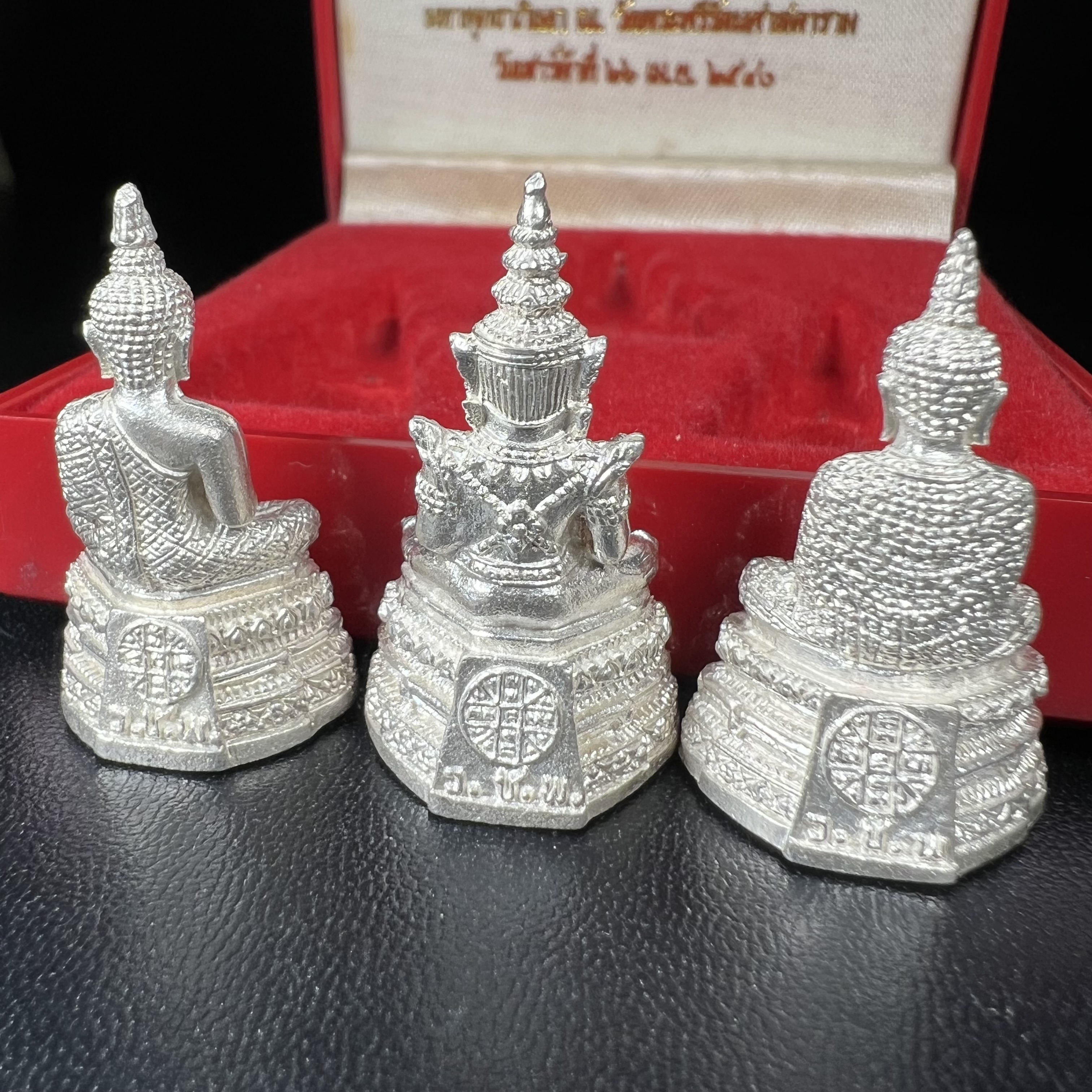 พระแก้วมรกต รุ่นเทิดพระเกียรติ พิธีมหาพุทธาภิเษก ณ.วัดพระศรีรัตนศาสดาราม(วัดพระแก้ว) วันเสาร์ที่ 26 เม .ย. 2540 (พิธีใหญ่เสาร์ห้า) ชุด 3 ฤดู (1 ชุด 3 องค์)เนื้อเงินครบชุดพร้อมกล่องบรรจุเดิม***เนื้อเงินหายากพบเจอน้อย***(หลวงพ่อ รวย เพิ่ม พูน ร่วมเสก)