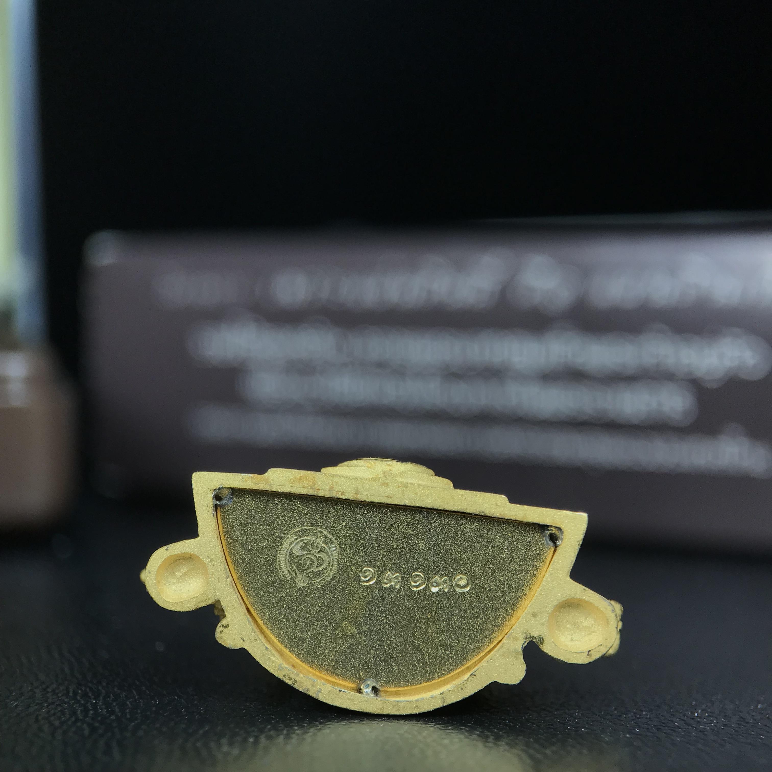 พระพุทธชินราช ภปร. โครงการ "เพราะแผ่นดินนี้ คือ แผ่นดินเกิด" ปี 2548(รุ่นแรก) ลอยองค์เนื้อเงินสามกษัตริย์ หน้าตัก 1/2 นิ้ว (ขนาด 3.5 x 2.5 ซม.) พุทธศิลป์งดงามทรงคุณค่า รุ่นยอดนิยม