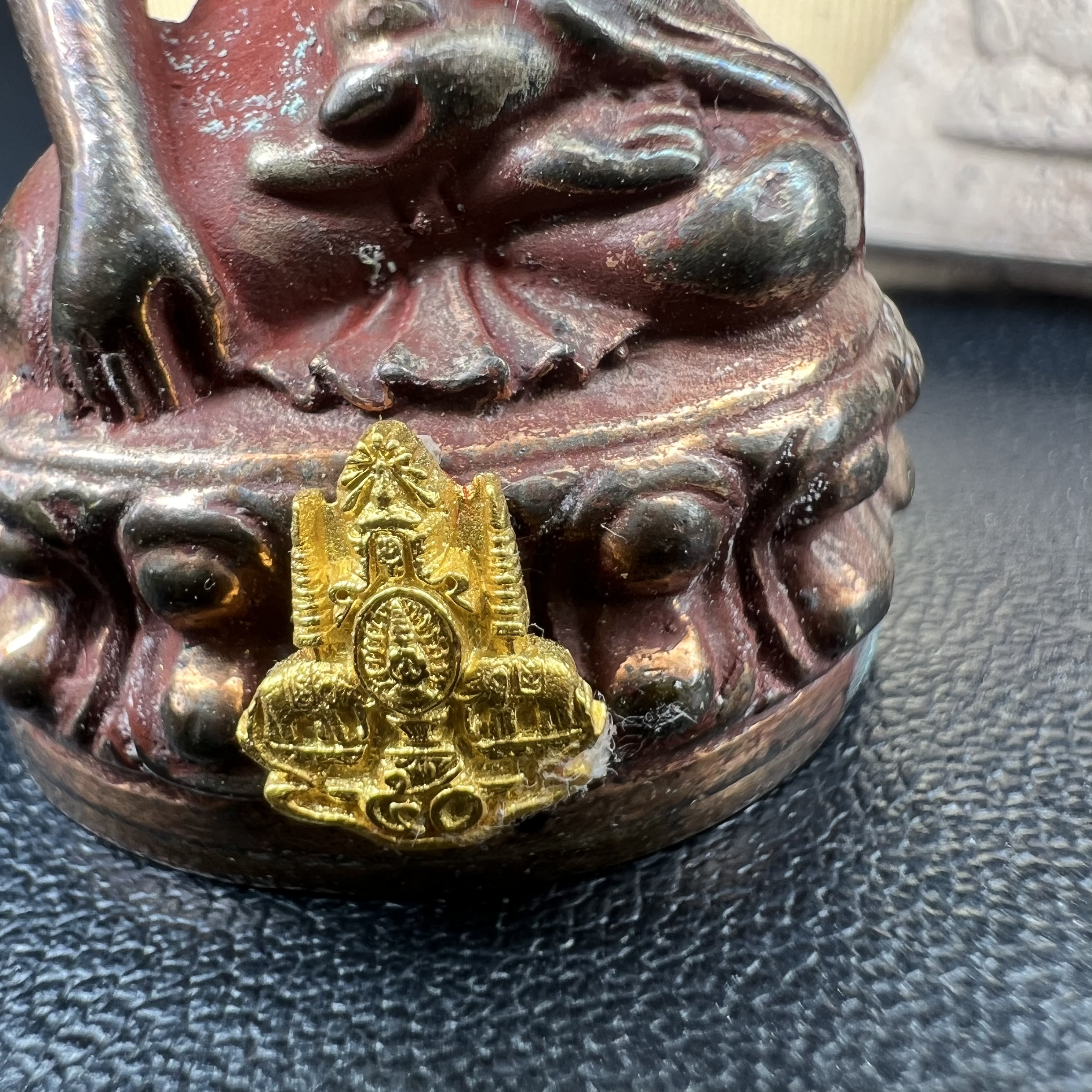 พระกริ่งเจริญโภคทรัพย์ พระพิมพ์จิตรลดา ที่ระลึกโครงการหลวง ปี 2539 ฉลองครองราชสมบัติครบ 50 ปี รัชกาลที่ 9 ตรากาญจนาภิเษกทองคำ(เนื้อทองคำแท้)(ชุดกรรมการหายาก)(สภาพผิวยาขัดแดงๆติดเต็มๆสวยเดิม ผิวแบบนี้พบเจอน้อย))(1ใน1999ชุด)