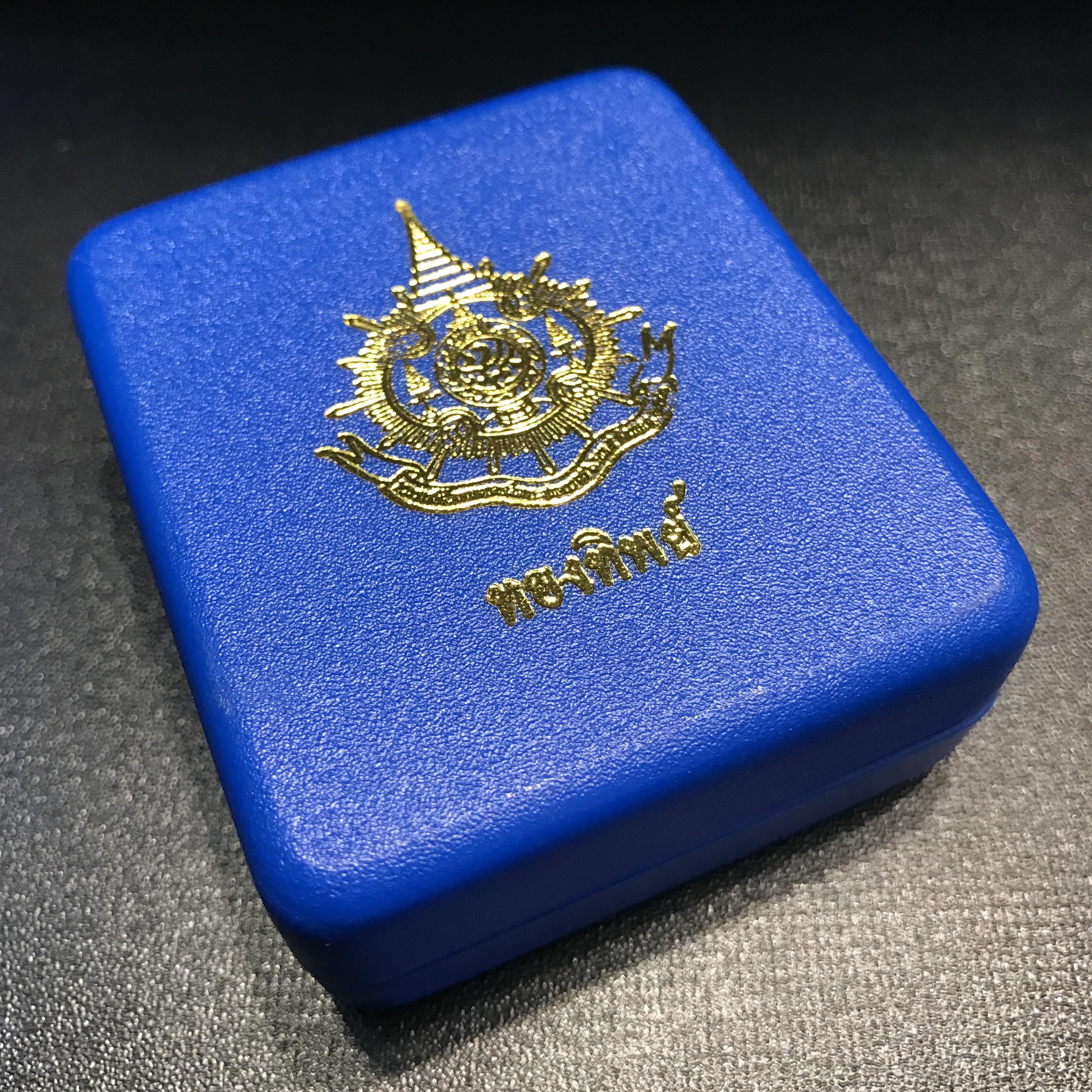 เหรียญมิ่งมหามงคล เฉลิมพระชนมพรรษา 6 รอบในหลวง ปี 2542 เนื้อทองทิพย์ สภาพสวยดุจทองคำพร้อมกล่อง