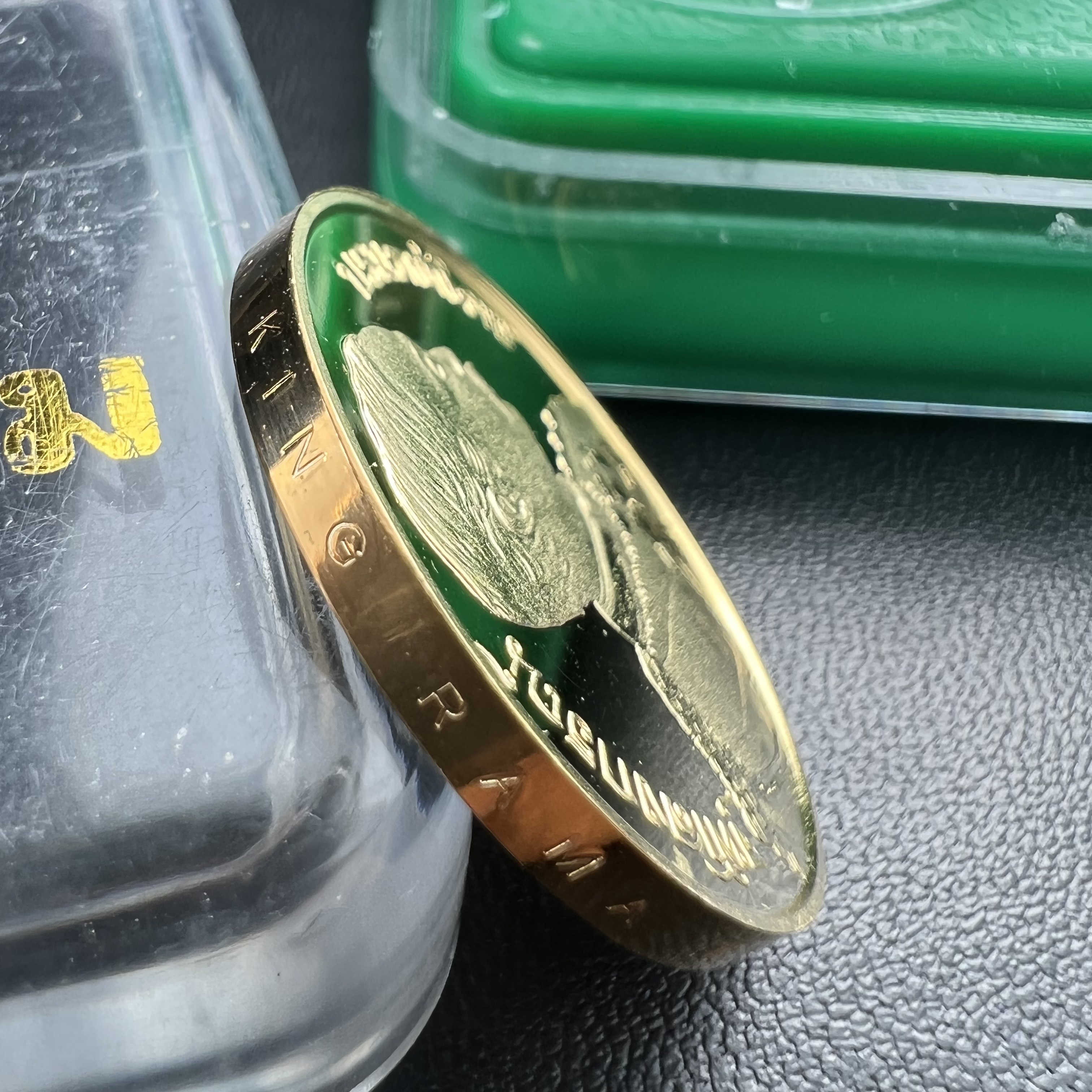 เหรียญเสด็จพ่อ ร.5 พระปิยมหาราช รุ่นบูรณะโบสถ์ พิธีมหาพุทธาภิเษก ณ พระวิหารวัดระฆังโฆสิตาราม ปี2538 เนื้อทองแดงบริสุทธิ์ชุบทองไมครอนขัดเงาสามมิติขนาด2.5 ซม.(พิมพ์เล็ก)ผลิตโดยโรงกษาปณ์ ประเทศ ฮังการี ( HUNGARIAN MINT)สภาพสวยดุจทองคำ ผิวกระจก บล็อกนอกสวยงาม