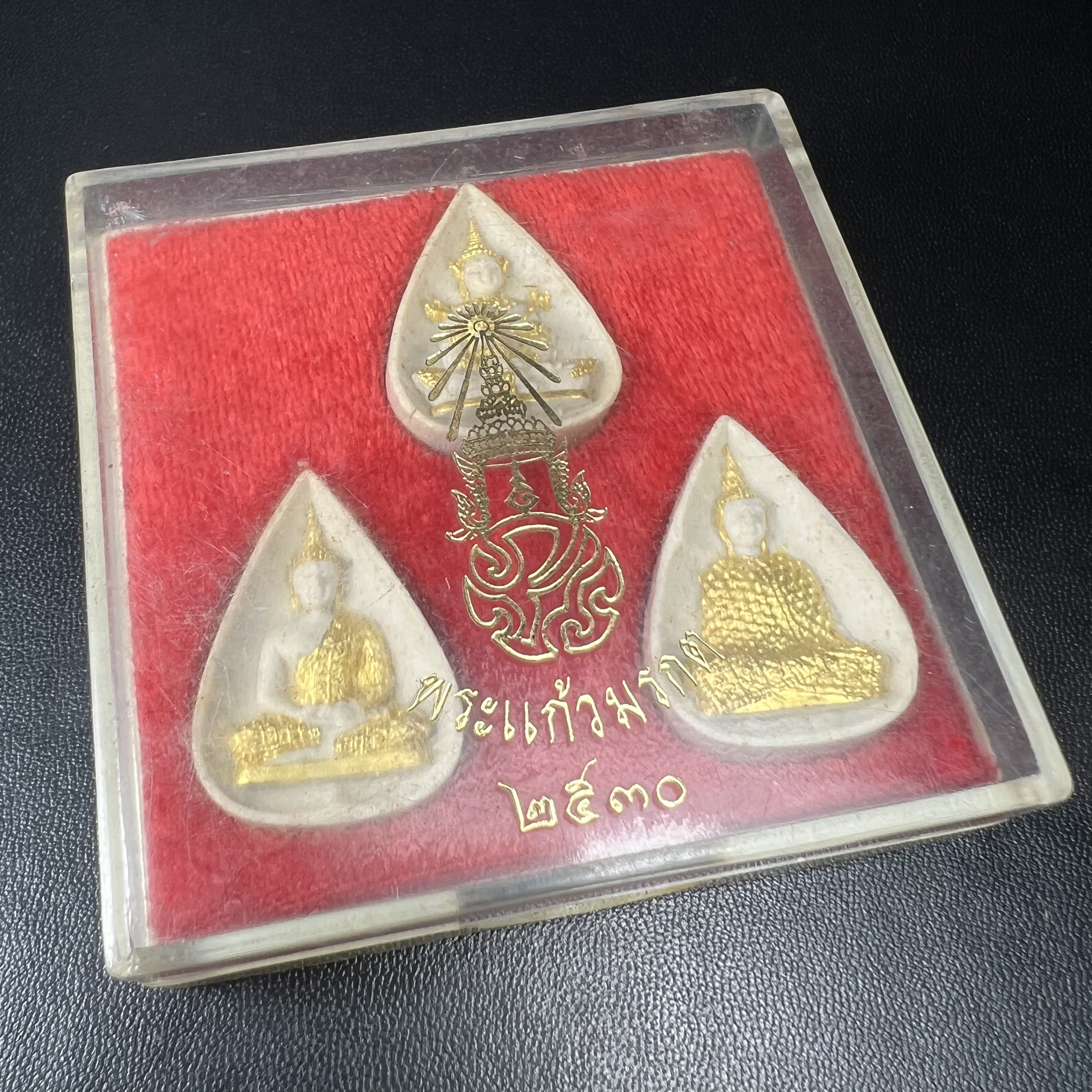 พระแก้วมรกต หลัง ภปร. เนื้อผง ปี2530 พระดี พิธีใหญ่ ประกอบพิธีพุทธาภิเษกพร้อมกับพิธีพระกริ่งปวเรศ ปี2530 วัดบวรนิเวศและวัดพระแก้ว(ครบชุดสามฤดูกล่องเดิมครบ)หายาก