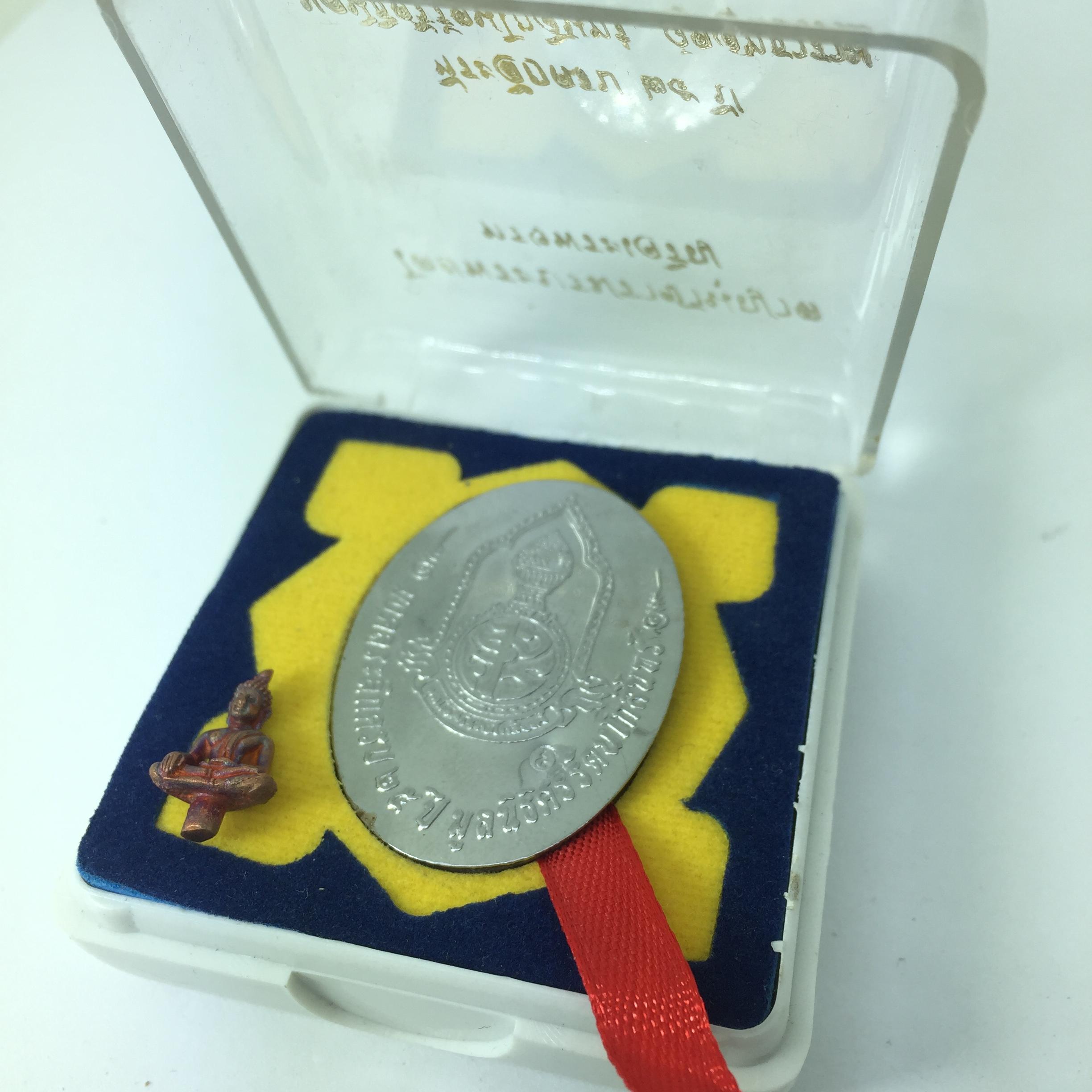 ล็อคเก็ต รัชกาลที่ ๙ พร้อมพระยอดธง พ.ศ. ๒๕๕๐ ที่ระลึกครบ ๒๕ ปี มูลนิธิศรีรัตนโกสินทร์ วัดสุทธาราม ฉากสีส้ม หลังแผ่นโลหะแสตนเลส มหามงคลแห่งแผ่นดิน