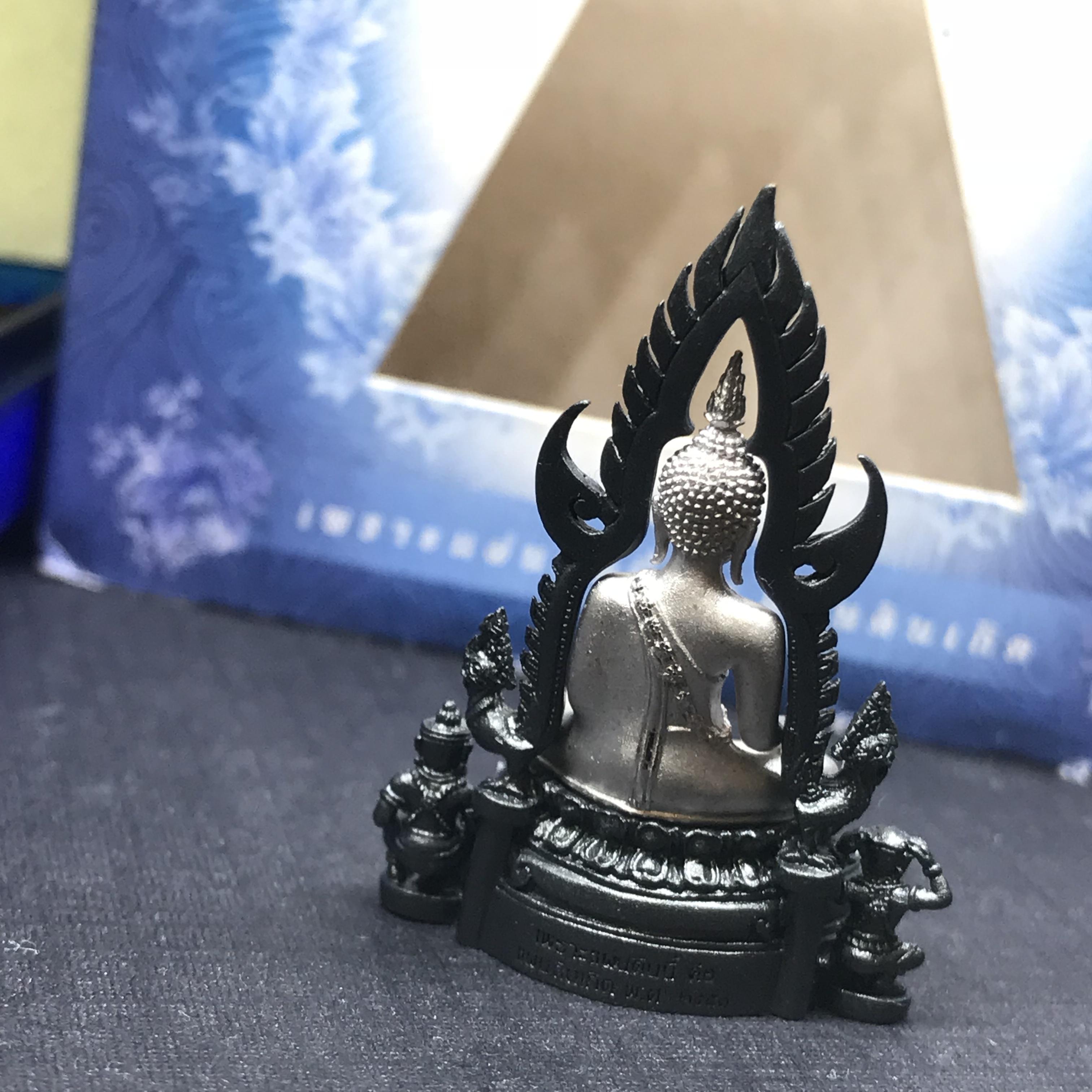 พระพุทธชินราช ภปร โครงการ เพราะแผ่นดินนี้คือแผ่นดินเกิด เนื้อเงินชุบทองคำขาว ซุ้มรมดำ ปี2551 ขนาดหน้าตัก1/2นิ้ว (สวยงามหายาก)