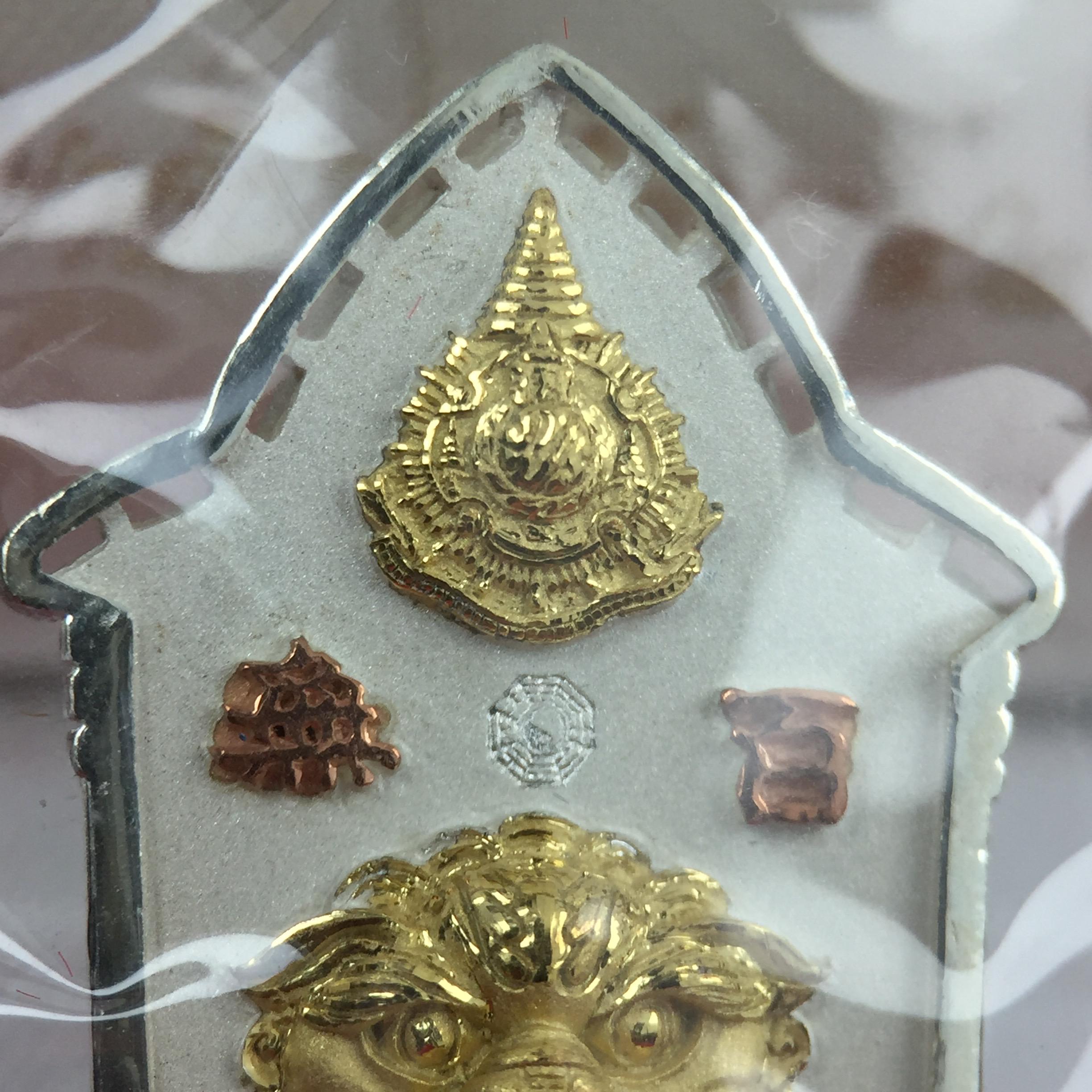 เหรียญรูปเหมือนเจ้าพ่อเสือ (ตั่วเหล่าเอี๊ย)รุ่นสองแผ่นดิน ปี 2542 หลัง ตราสัญลักษณ์ ภปร. 6รอบ 72 พรรษาในหลวงรัชกาลที่9 เสือคาบดาบ เหรียญหล่อ 3 มิติ เนื้อเงินสามกษัตริย์ พิมพ์ใหญ่ ปลุกเสก ณ วัดมังกรกมลาวาส(เล่งเน่ยยี่)สภาพสวยซีนซองเดิมกล่องครบเดิม