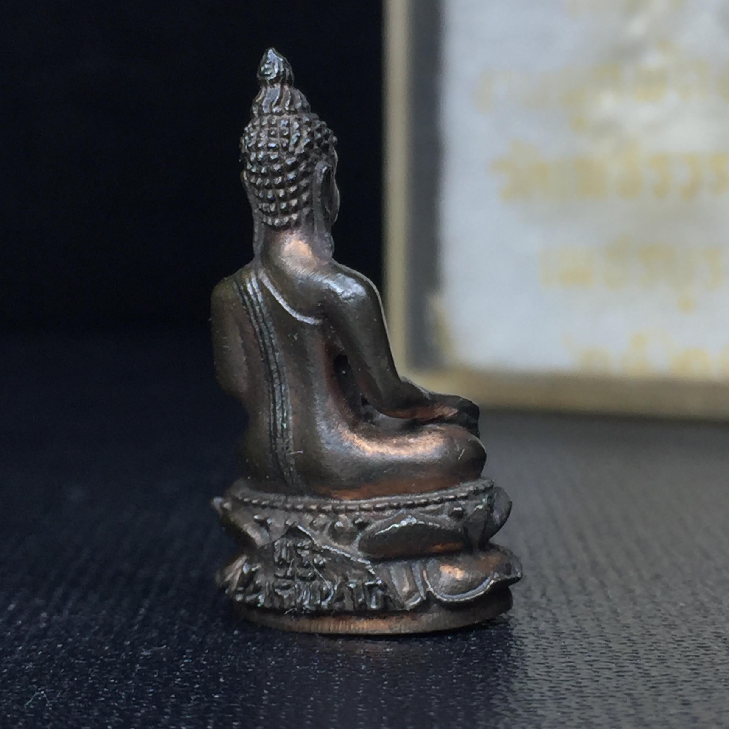 พระกริ่งไพรีพินาศ(รุ่นแรก สมเด็จพระญาณสังวร) วัดเพชรวราราม รุ่นเขาค้อ เนื้อนวโลหะ ตอกโค้ต ปี2520 จ.เพชรบูรณ์(คัดสภาพสวยครบกล่องบรรจุเดิม)(1ใน2309 องค์)