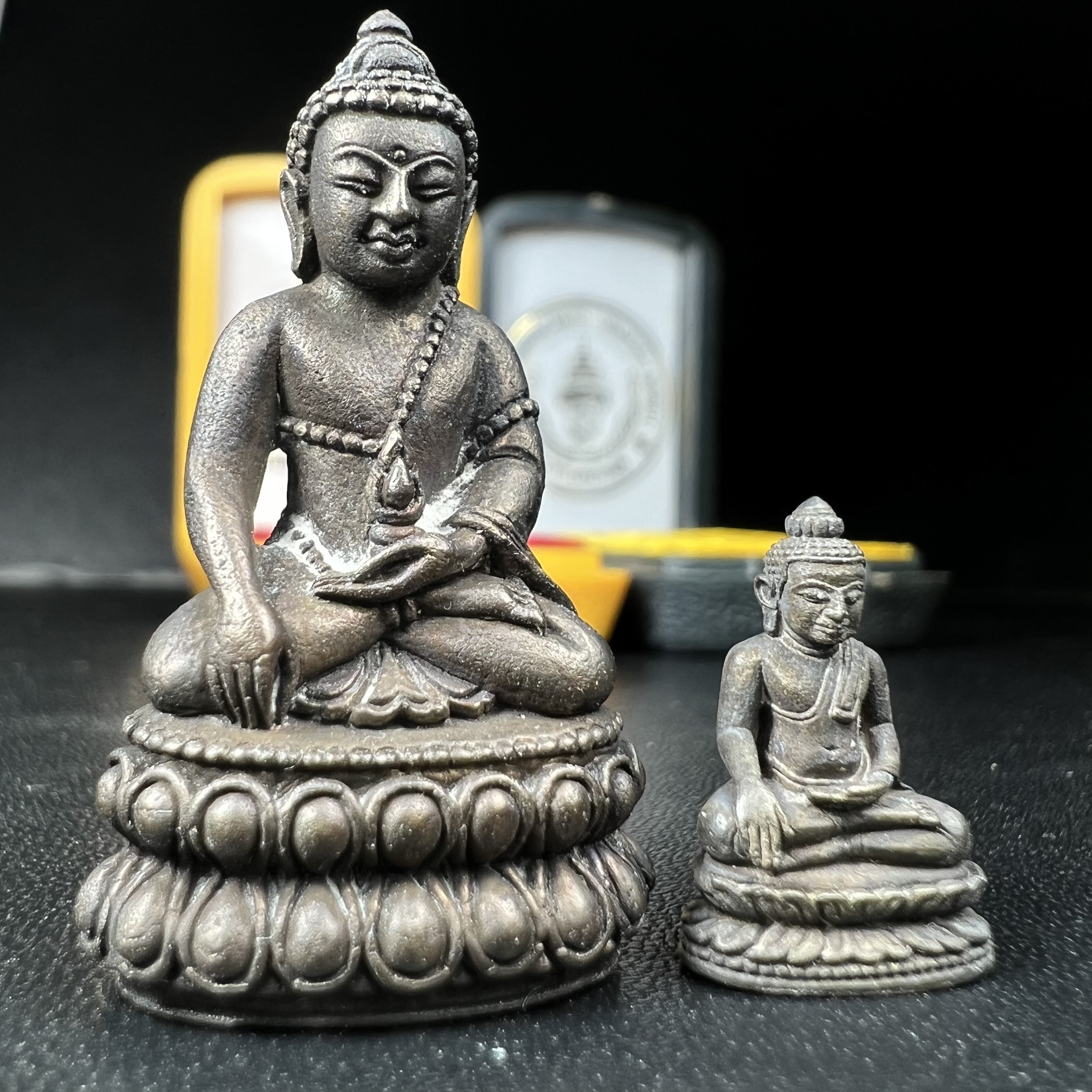 พระกริ่ง-พระชัยวัฒน์ ฉลองพระชนมายุครบ 7 รอบ 84 พรรษา สมเด็จพระสังฆราช(วาสน์) วัดราชบพิธฯ พ.ศ.2525 เนื้อนวโลหะ สภาพสวยมากกล่องบรรจุเดิมครบชุดสมบูรณ์(งานแกะแม่พิมพ์โดย นายช่างเกษม มงคลเจริญ)(1 ใน 1885 องค์)