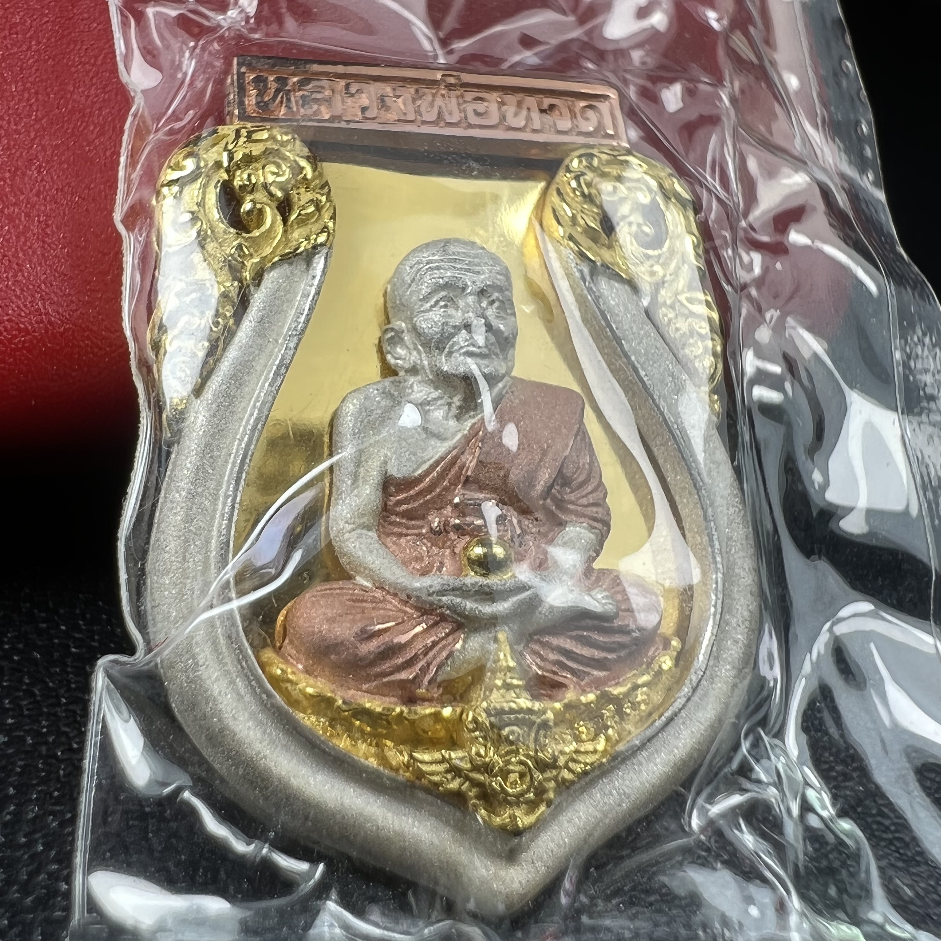 หลวงพ่อทวดเหยียบน้ำทะเลจืด รุ่นครบรอบกระทรวงกลาโหม 115 ปี พิธีปลุกเสก ณ มหาเจดีย์วัดพะโค๊ะ และบนเรือรบหลวงกองเรือยุทธการภาคที่ 2 กลางทะเล จังหวัดสงขลา ปี2545 เหรียญทรงเสมาเนื้อเงินสามกษัตริย์(ฉากพื้นหลังผิวกระจก) ตอกโค๊ตและหมายเลข ซีนซองเดิมกล่องบรรจุเดิม