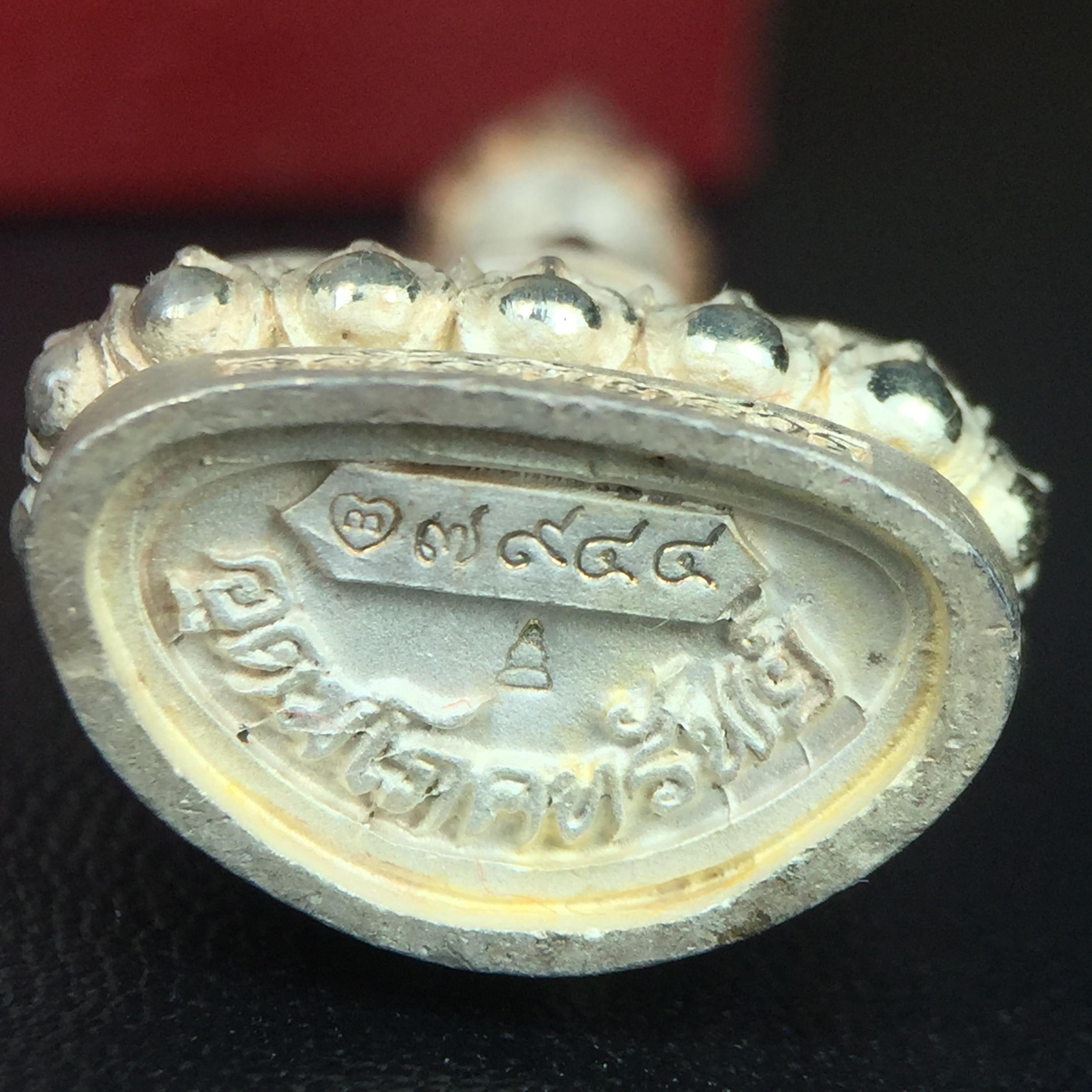 พระกริ่งอวโลกิเตศวร ( เจ้าแม่กวนอิม ) วัดโพธิ์แมนคุณาราม เนื้อเงิน 3 กษัตริย์ พ่นทราย รุ่นอุดมโภคทรัพย์ พ.ศ.2539(พร้อมกล่องบรรจุการ์ดใบรับรองเดิมครบ) (อีกหนึ่งรุ่นยอดนิยม พุทธศิลป์สวยงดงาม)