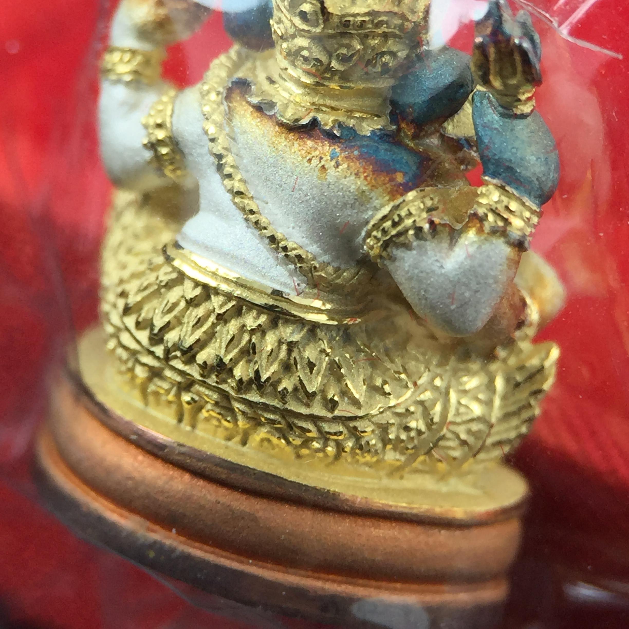 พระพิฆเณศวร วัดบวรนิเวศวิหาร ปี 2542 เนื้อเงินสามกษัตริย์พ่นทรายขัดเงาบางส่วน(ฝังพลอย1เม็ด)(ขนาด 2* 1.4 ซม.) สภาพสวยซีนซองเดิมพร้อมกล่องบรรจุเดิม ตอกโค๊ดหมายเลขกำกับ(ผิวเดิมขึ้นสีรุ้งธรรมชาติ สวย)(คัดสภาพสวยเดิม พิธีใหญ่ พุทธศิลป์งดงาม)