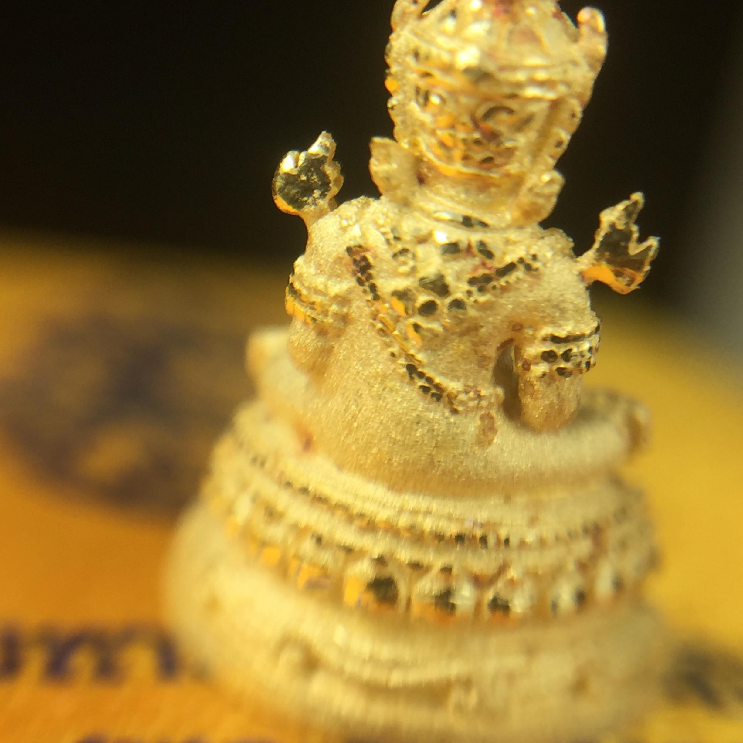 พระแก้วมรกต(จำลอง)ลอยองค์ ขนาดหน้าตัก 1/4 นิ้ว(พิมพ์เล็ก) ทรงเครื่องฤดูร้อน เนื้อทองคำ ตราสัญลักษณ์ฉลองสิริราชสมบัติครบ 60 ปี พ.ศ.2549 (สวย กล่องการ์ดใบรับรอง ครบสมบูรณ์)